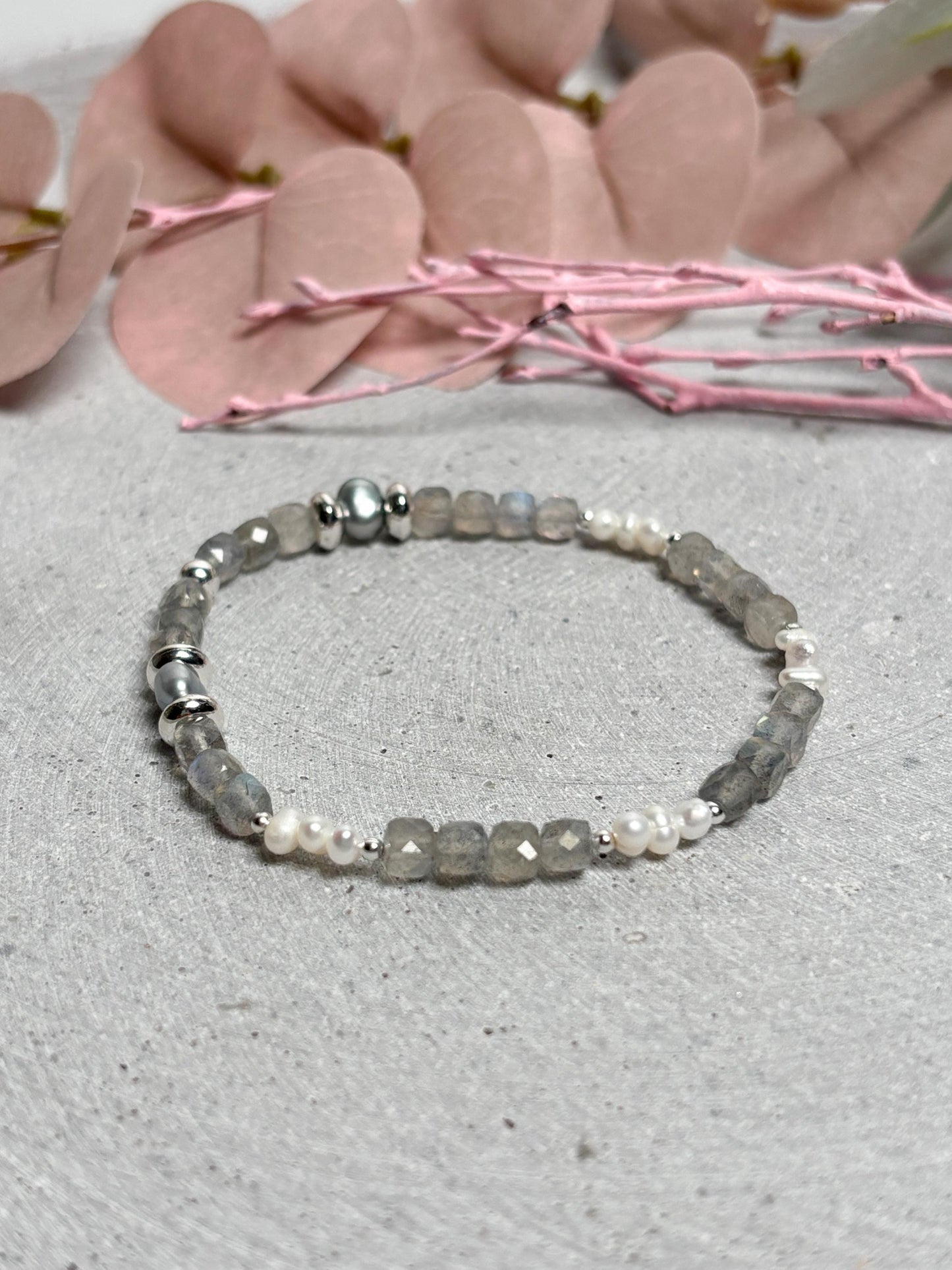 Elastisches Armband Labradorit Würfel 4mm und 3mm Süßwasserperlen, facettiert, silberne Zwischenteile, Edelstein Schmuck