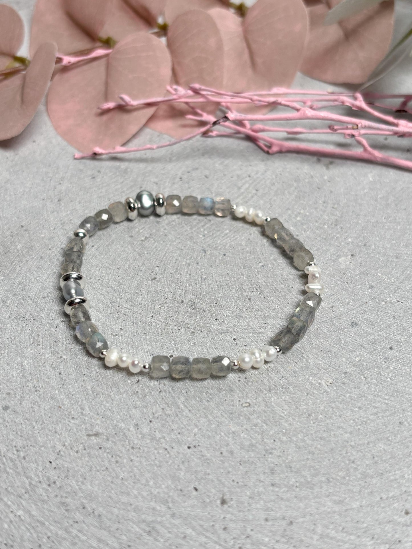 Elastisches Armband Labradorit Würfel 4mm und 3mm Süßwasserperlen, facettiert, silberne Zwischenteile, Edelstein Schmuck