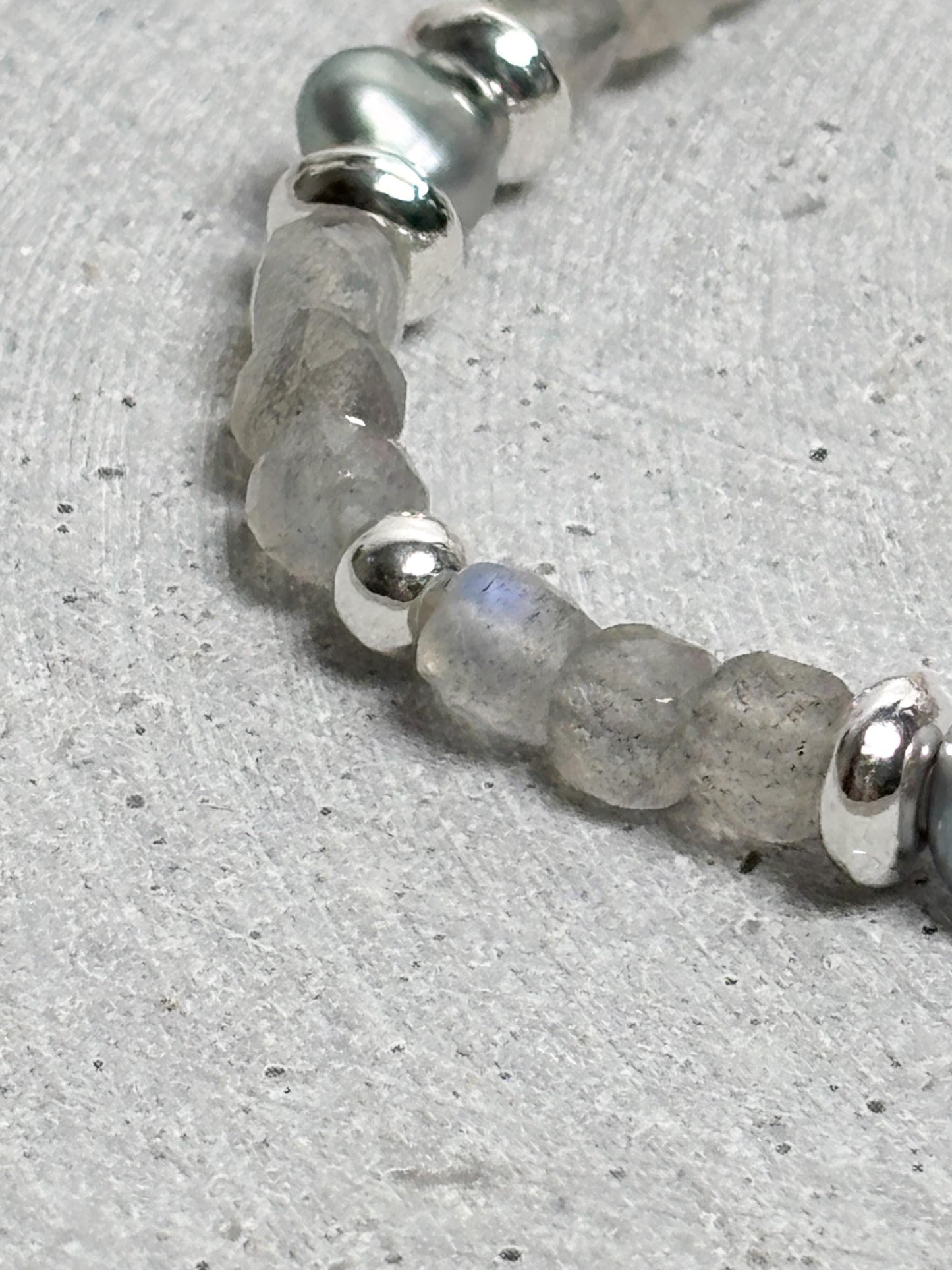 Elastisches Armband Labradorit Würfel 4mm und 3mm Süßwasserperlen, facettiert, silberne Zwischenteile, Edelstein Schmuck