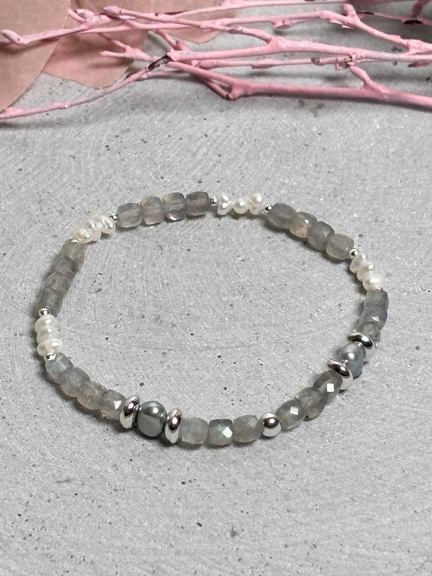 Elastisches Armband Labradorit Würfel 4mm und 3mm Süßwasserperlen, facettiert, silberne Zwischenteile, Edelstein Schmuck