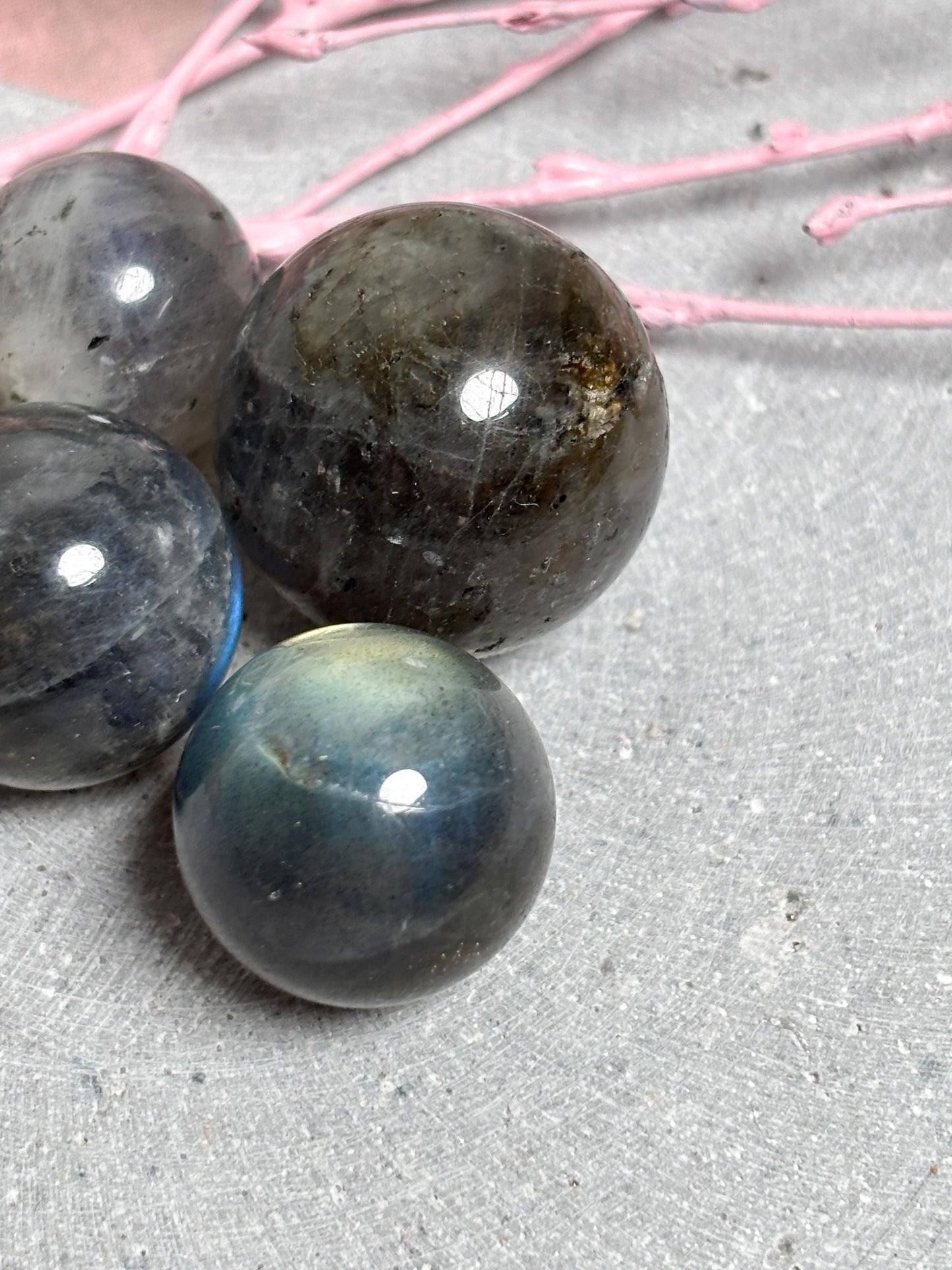 Labradorit Kugeln mit starkem Flash naturbelassen, teils rauhe Oberfläche, Edelstein für Deko & Sammlung