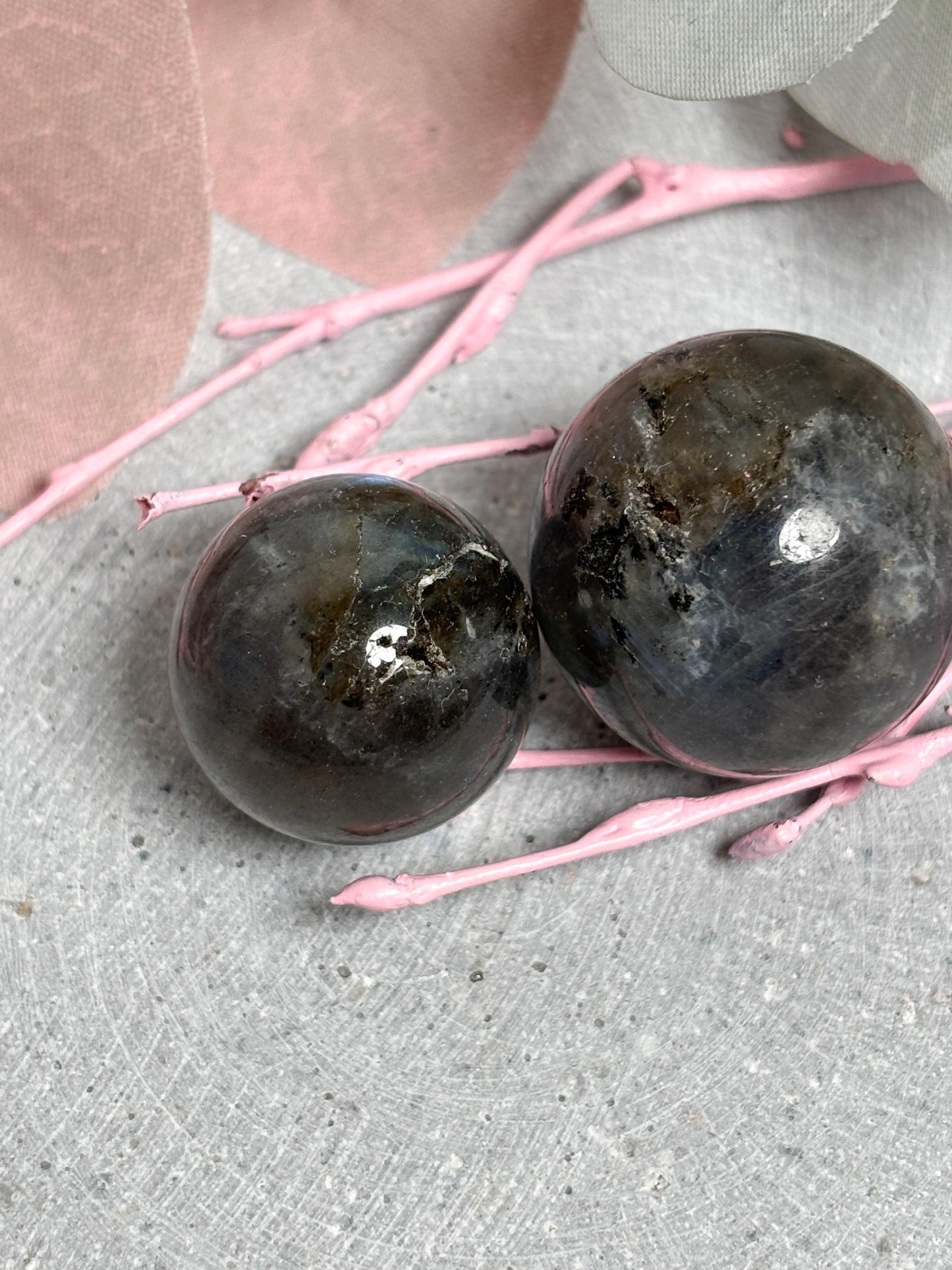 Labradorit Kugeln mit starkem Flash naturbelassen, teils rauhe Oberfläche, Edelstein für Deko & Sammlung