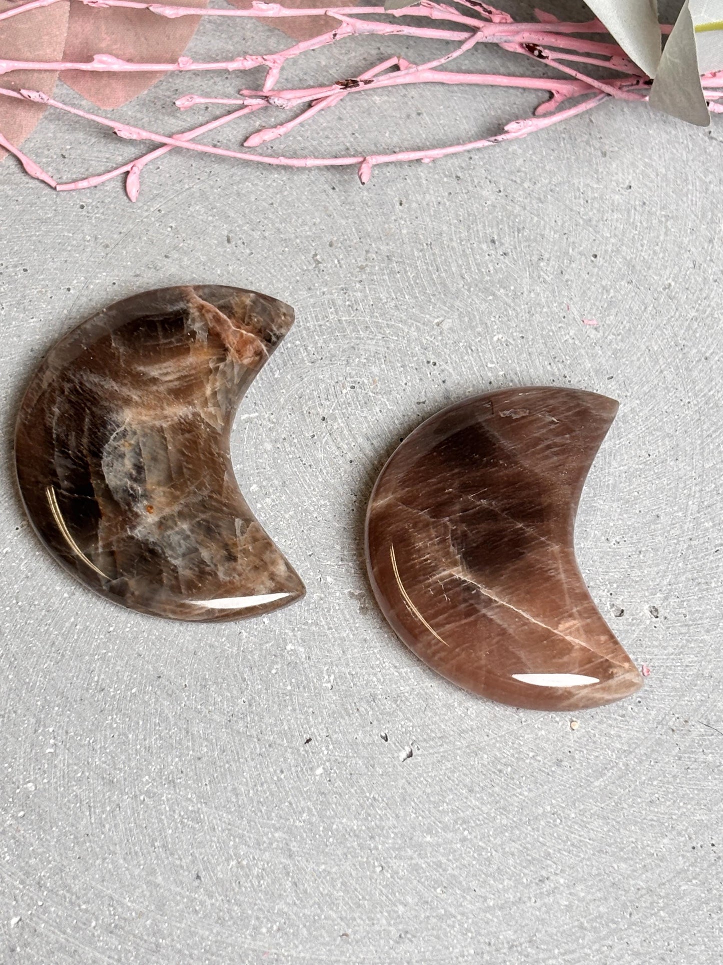 Kleiner schwarzer Mondstein Mond Edelstein Deko ca. 5 cm, spiritueller Kristall, Esoterik Geschenkidee