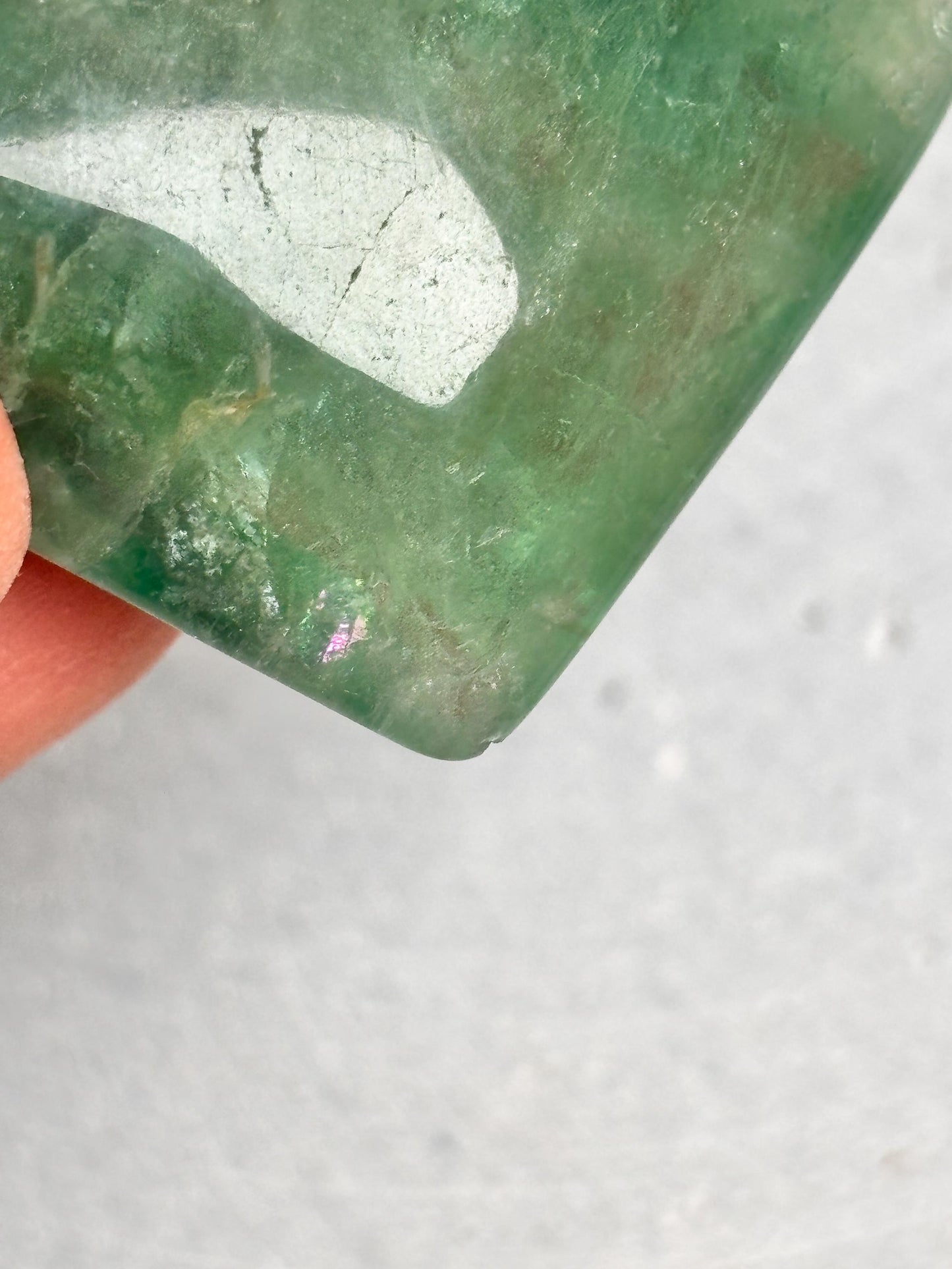 Grünes Fluorit Herz mit Regenbogenreflexen Kristallherz ca. 5,8cm, 66g, Deko & Heilstein