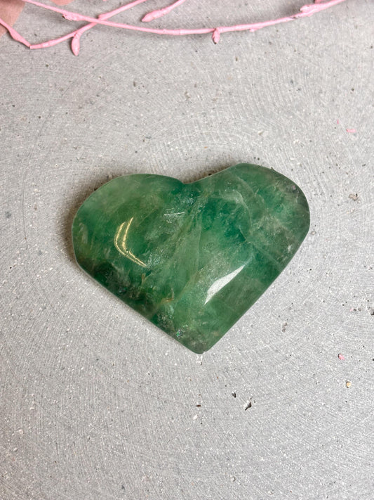 Grünes Fluorit Herz mit Regenbogenreflexen  Kristallherz ca. 5,8cm, 66g, Deko & Heilstein