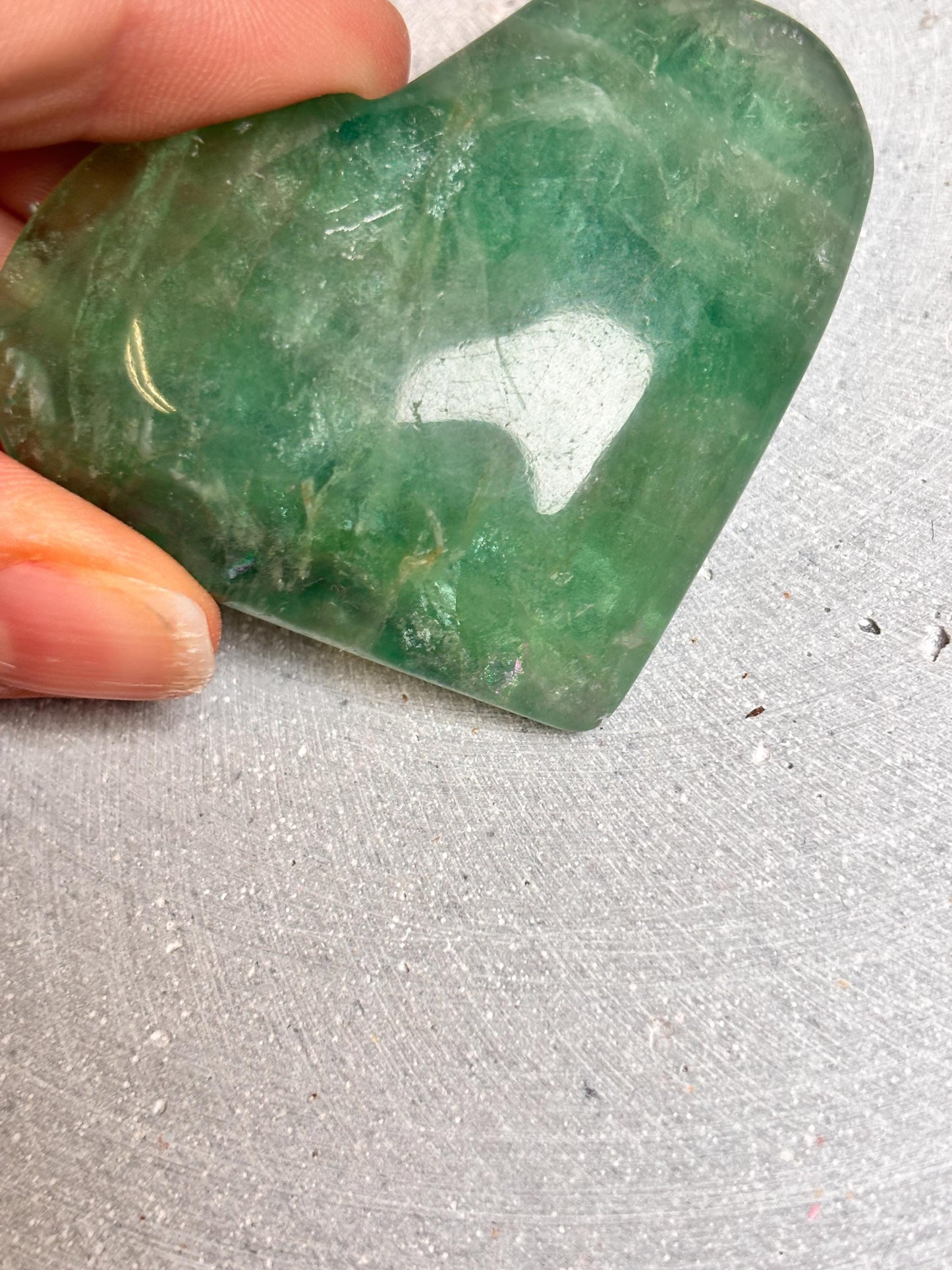 Grünes Fluorit Herz mit Regenbogenreflexen Kristallherz ca. 5,8cm, 66g, Deko & Heilstein