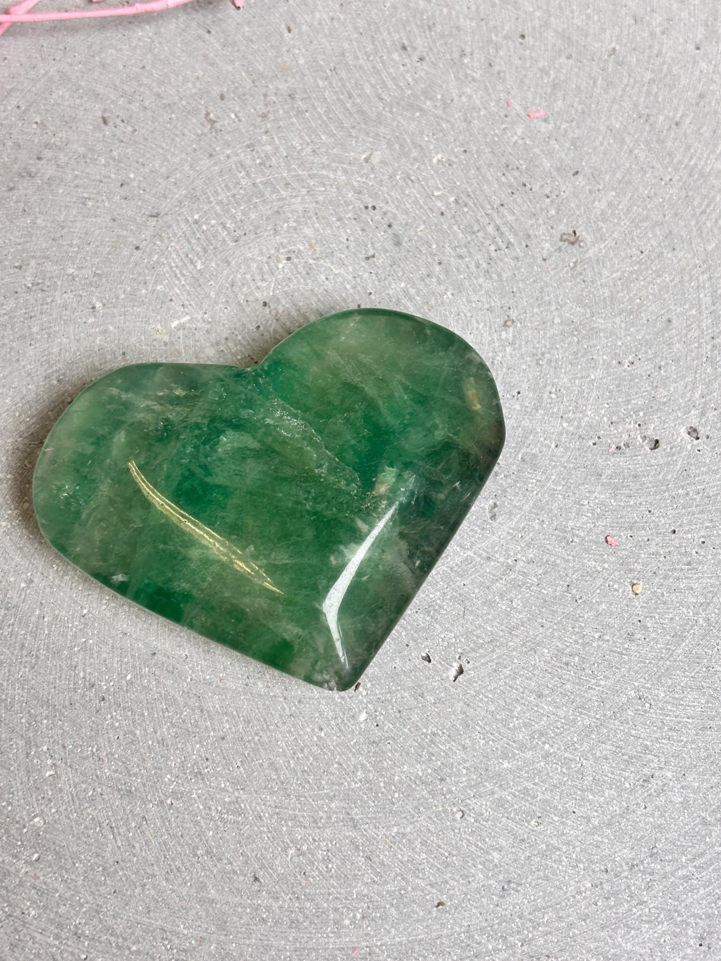 Grünes Fluorit Herz mit Regenbogenreflexen Kristallherz ca. 5,8cm, 66g, Deko & Heilstein