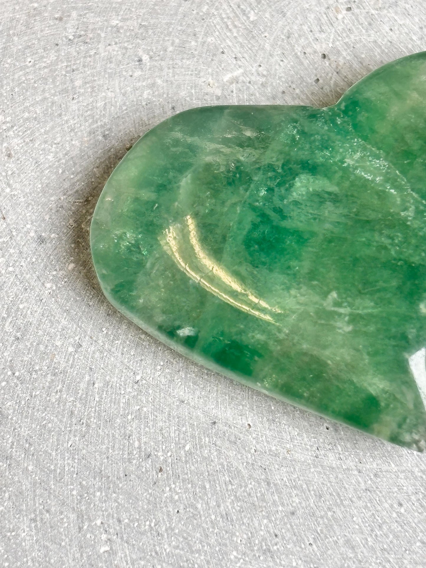 Grünes Fluorit Herz mit Regenbogenreflexen Kristallherz ca. 5,8cm, 66g, Deko & Heilstein