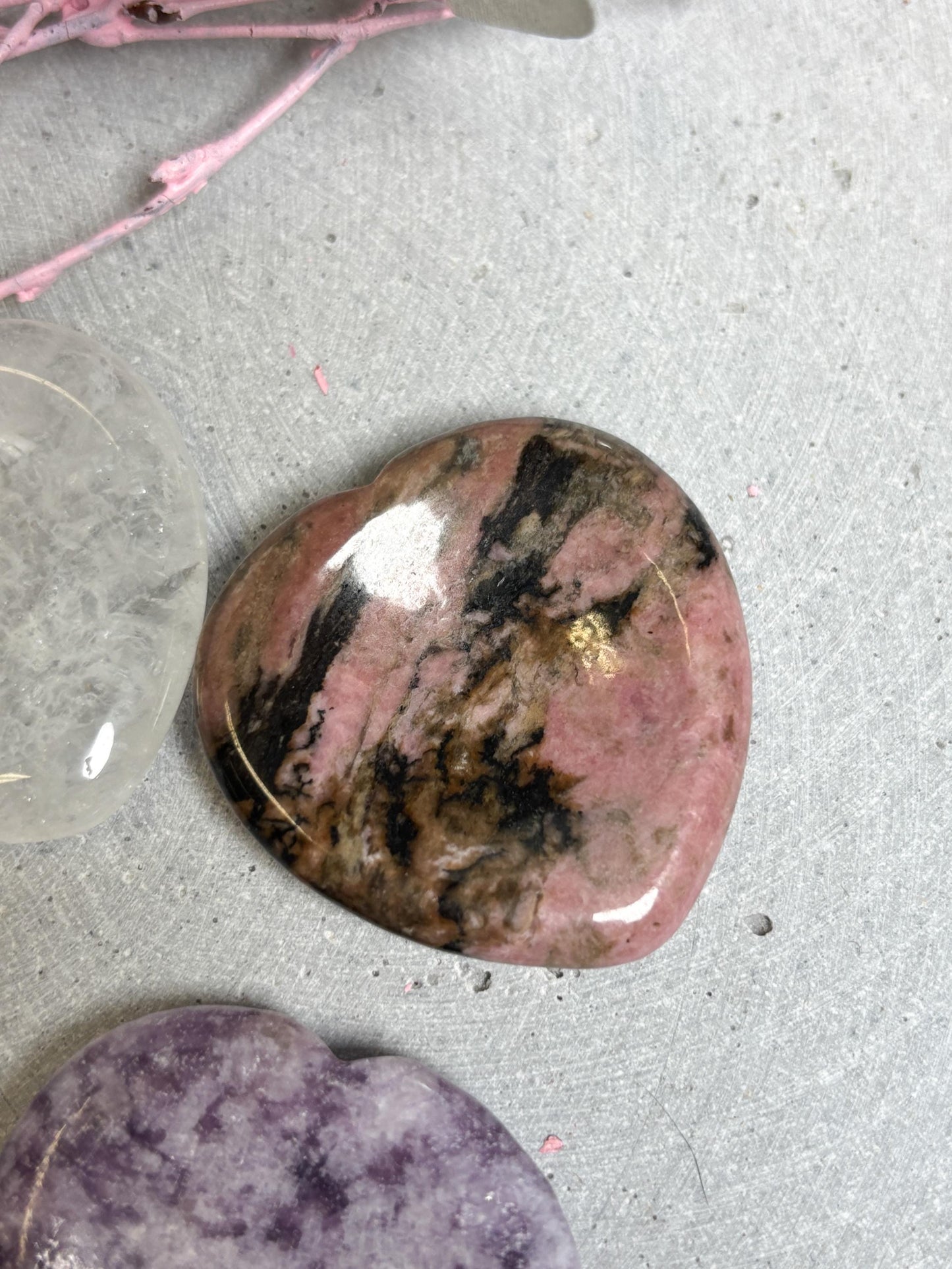 Edelstein-Herz mit Mulde Worry Stone ca. 4cm Obsidian, Rhodonit, Lepidolith, Bergkristall Achtsamkeit & Geschenkidee