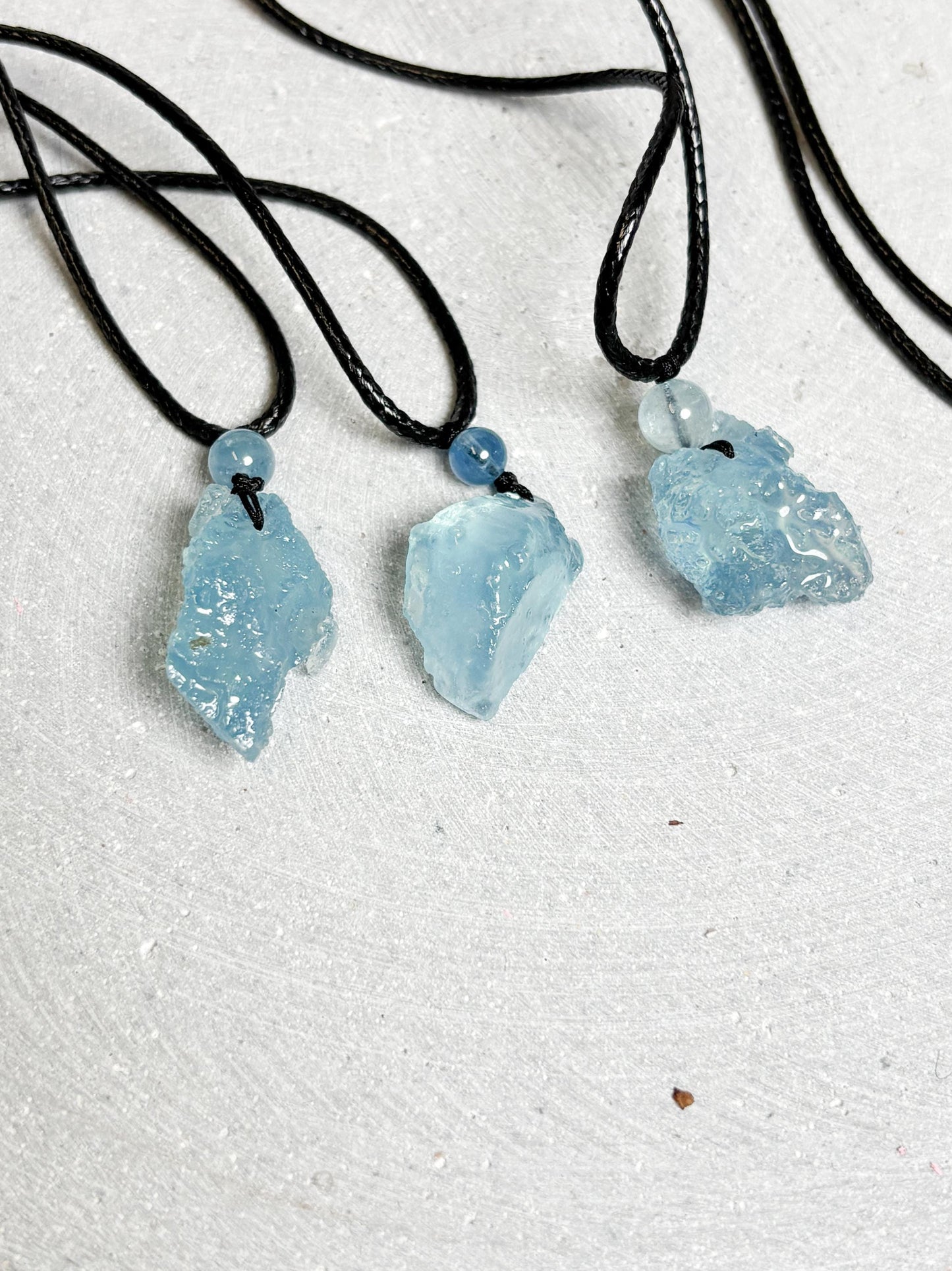 Aquamarin Kette mit Rohstein Verstellbares Lederband mit Schiebeknoten Natürlicher Aquamarin Anhänger