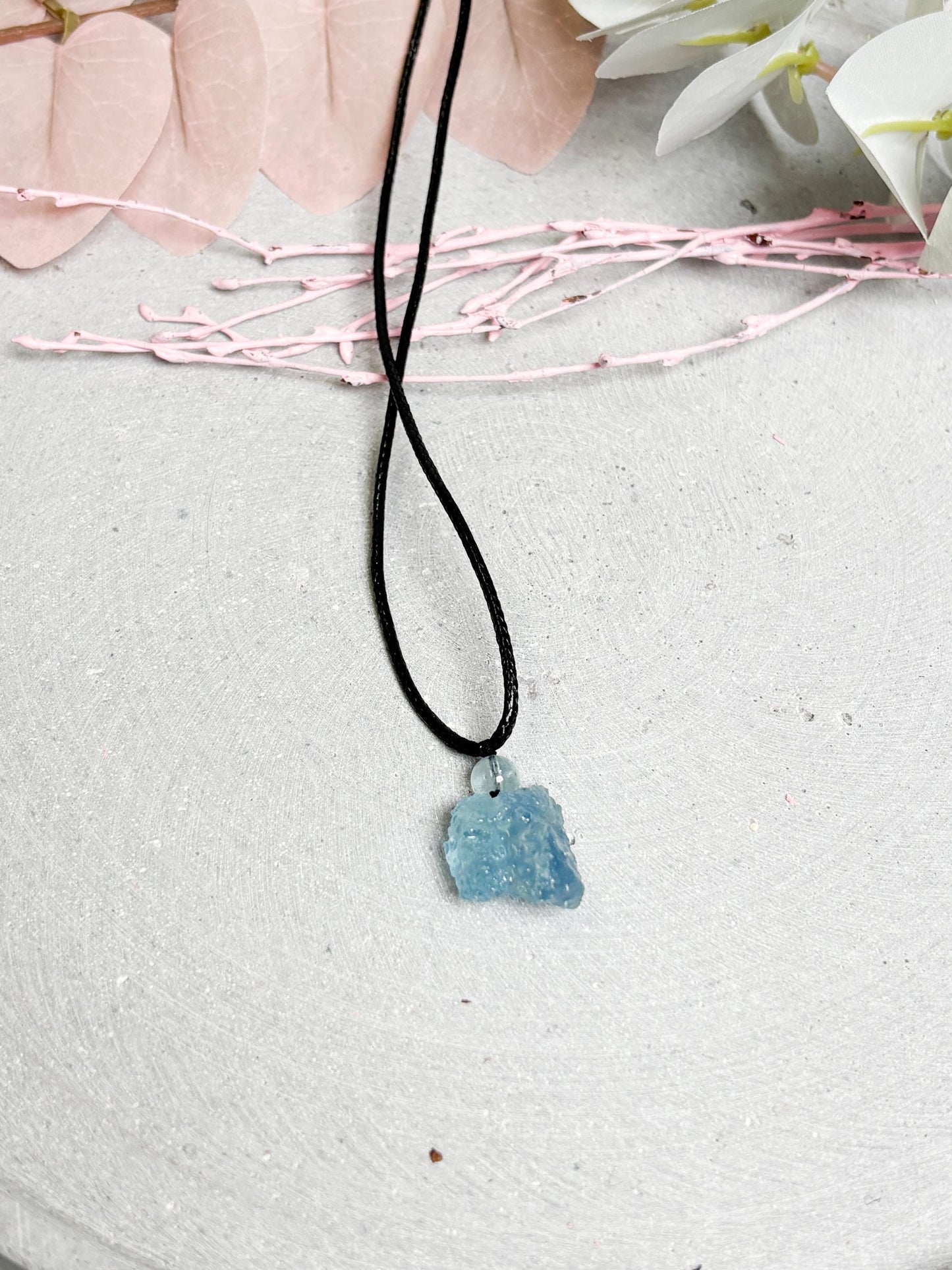 Aquamarin Kette mit Rohstein Verstellbares Lederband mit Schiebeknoten Natürlicher Aquamarin Anhänger