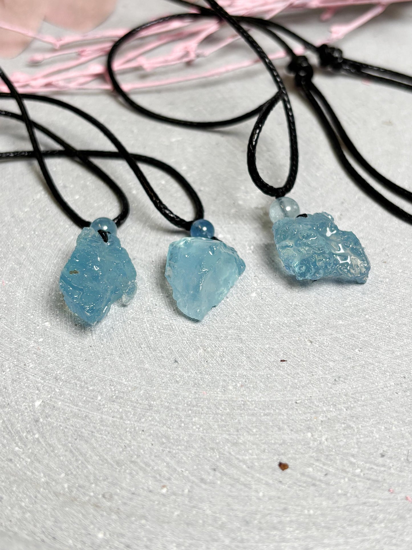 Aquamarin Kette mit Rohstein Verstellbares Lederband mit Schiebeknoten Natürlicher Aquamarin Anhänger