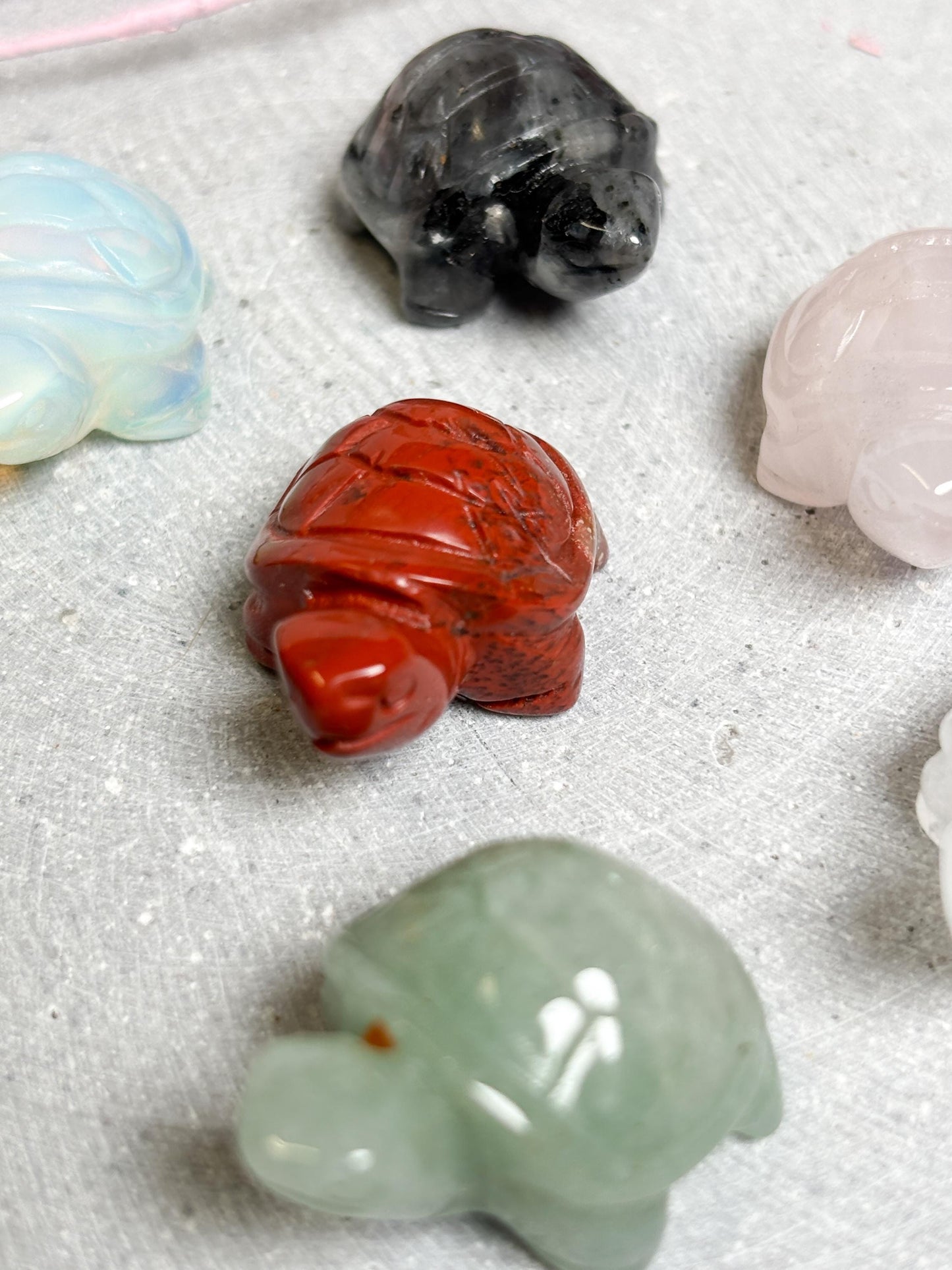 Schildkröte aus Edelstein Kleine Kristallfigur aus verschiedenen Steinen Deko & Geschenkidee Edelstein Schildkröten Mini-Carving