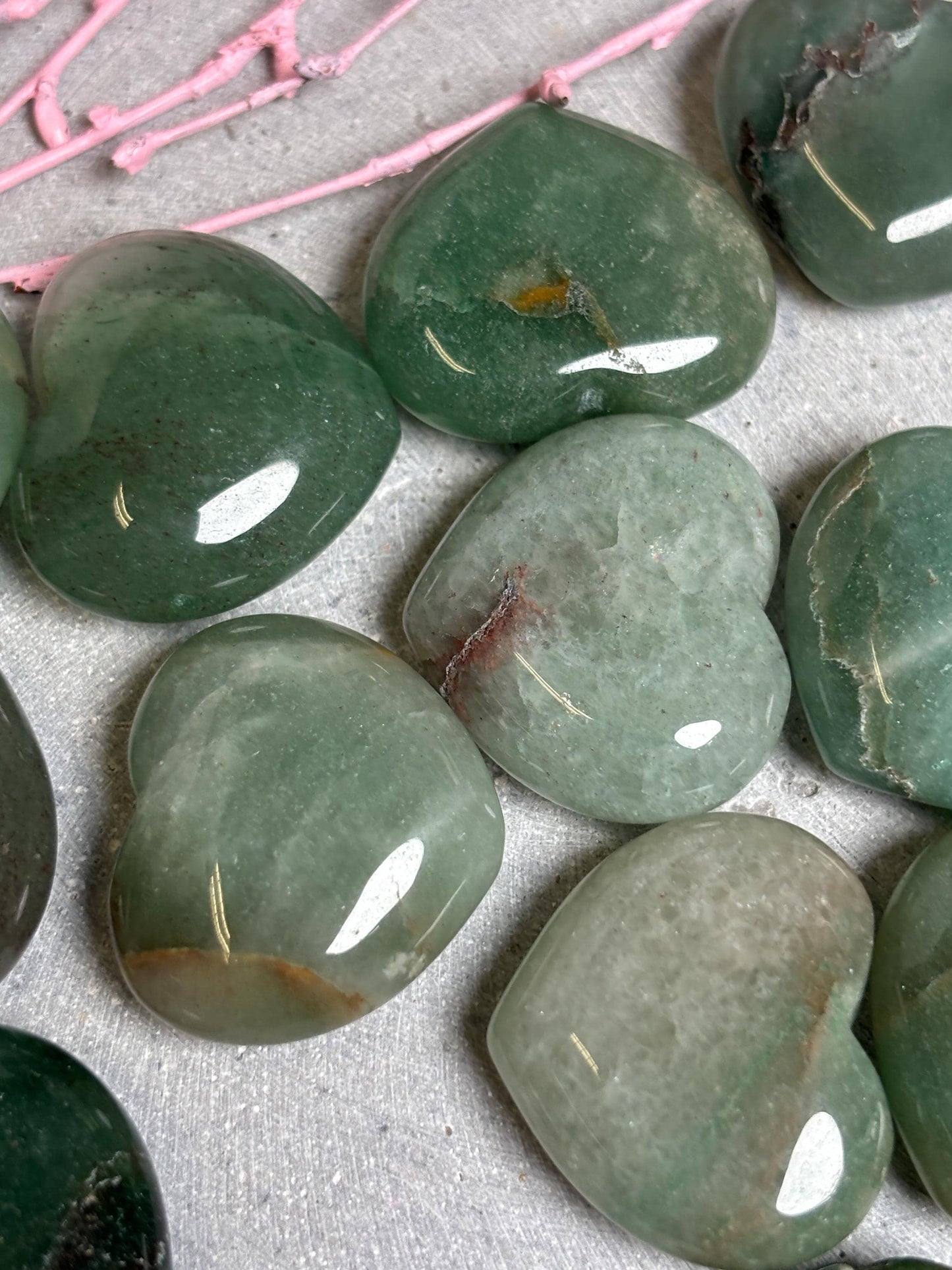 Grüner Aventurin Herz Edelstein Naturbelassenes Kristallherz kleiner Glücksbringer Geschenkidee Mut Liebe Lebensfreude