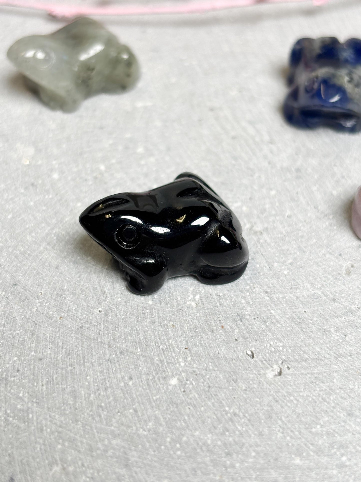 Mini Edelstein Frosch Kristall Carving Glücksbringer aus verschiedenen Steinen Kleiner Kristallfrosch zum Verschenken oder Sammeln