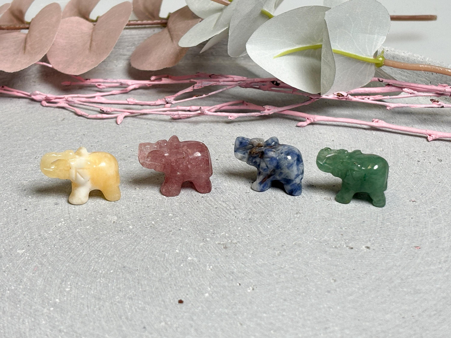 Mini Elefant Kristallfigur aus Erdbeerquarz, Sodalith, gelbem Calcit oder grünem Aventurin Edelstein Tierfigur ca. 2,4 cm