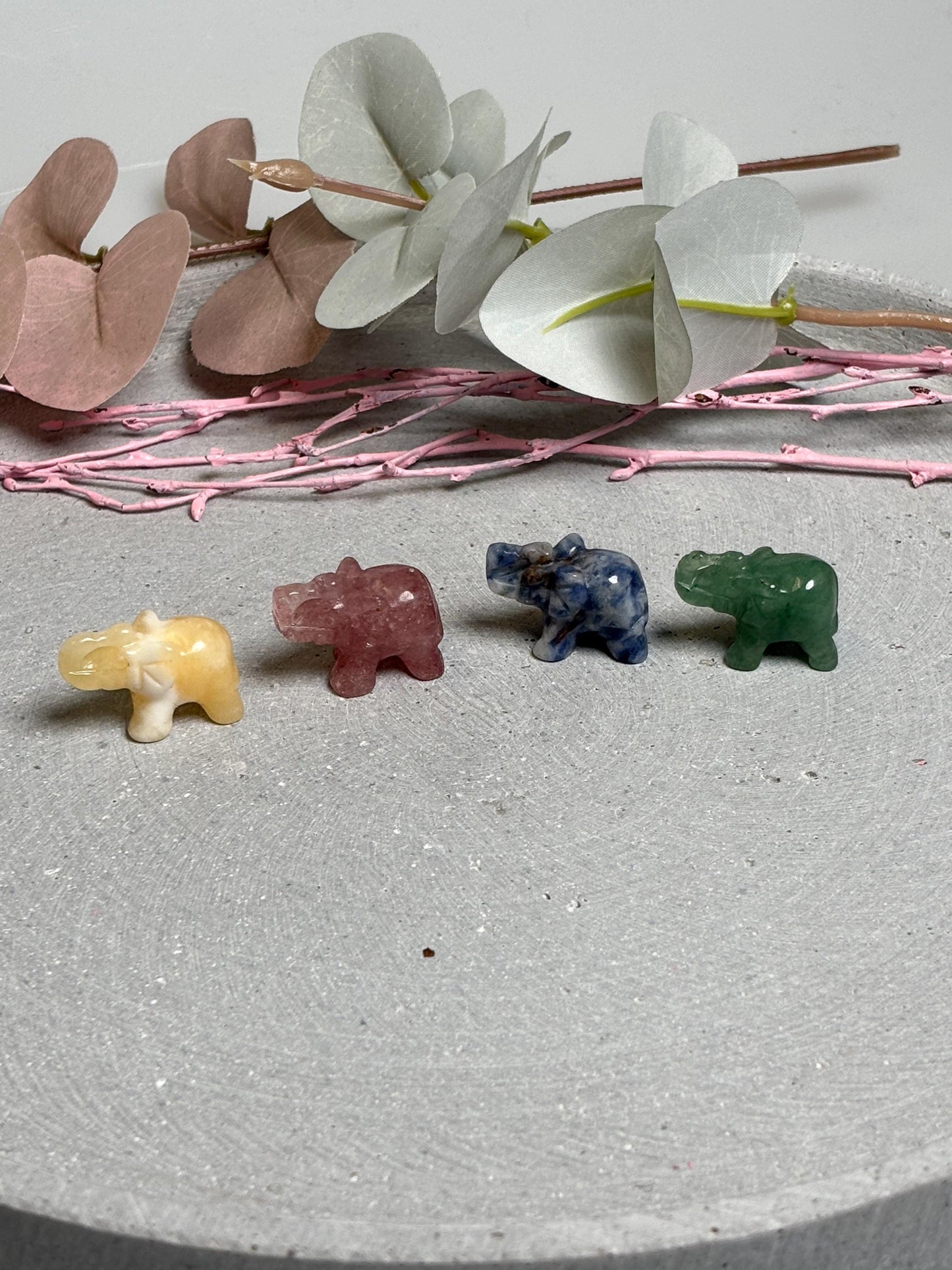 Mini Elefant Kristallfigur aus Erdbeerquarz, Sodalith, gelbem Calcit oder grünem Aventurin Edelstein Tierfigur ca. 2,4 cm
