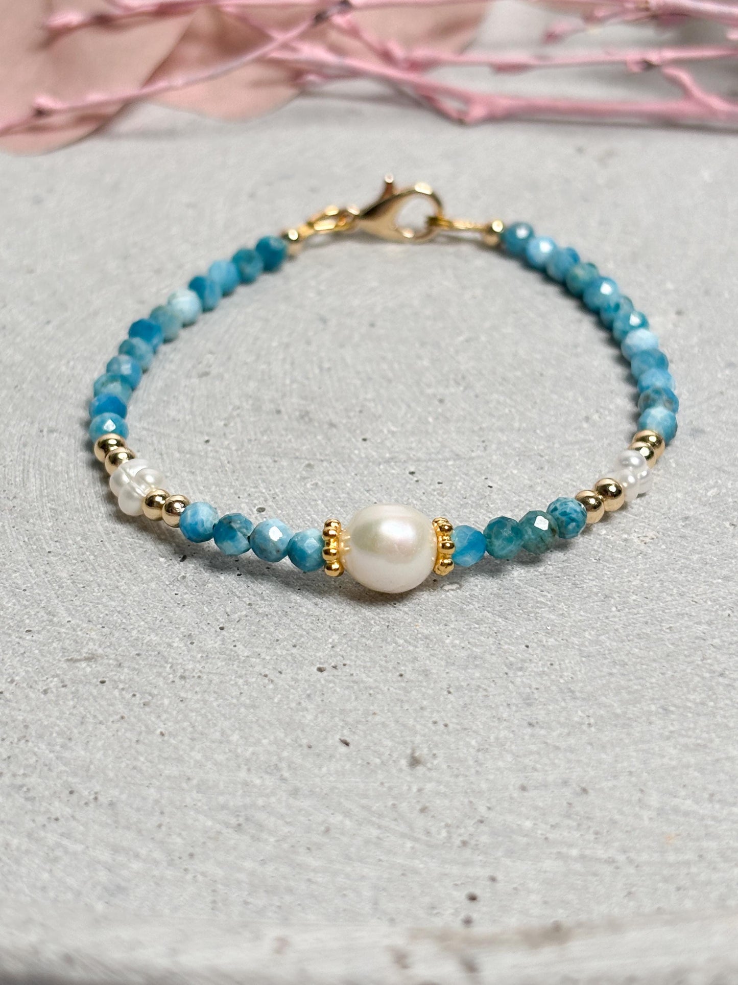 Perlenarmband mit Apatit & Süßwasserperlen 3,5mm facettiert 17,5cm + 5cm Verlängerung goldene Details Damenarmband handmade