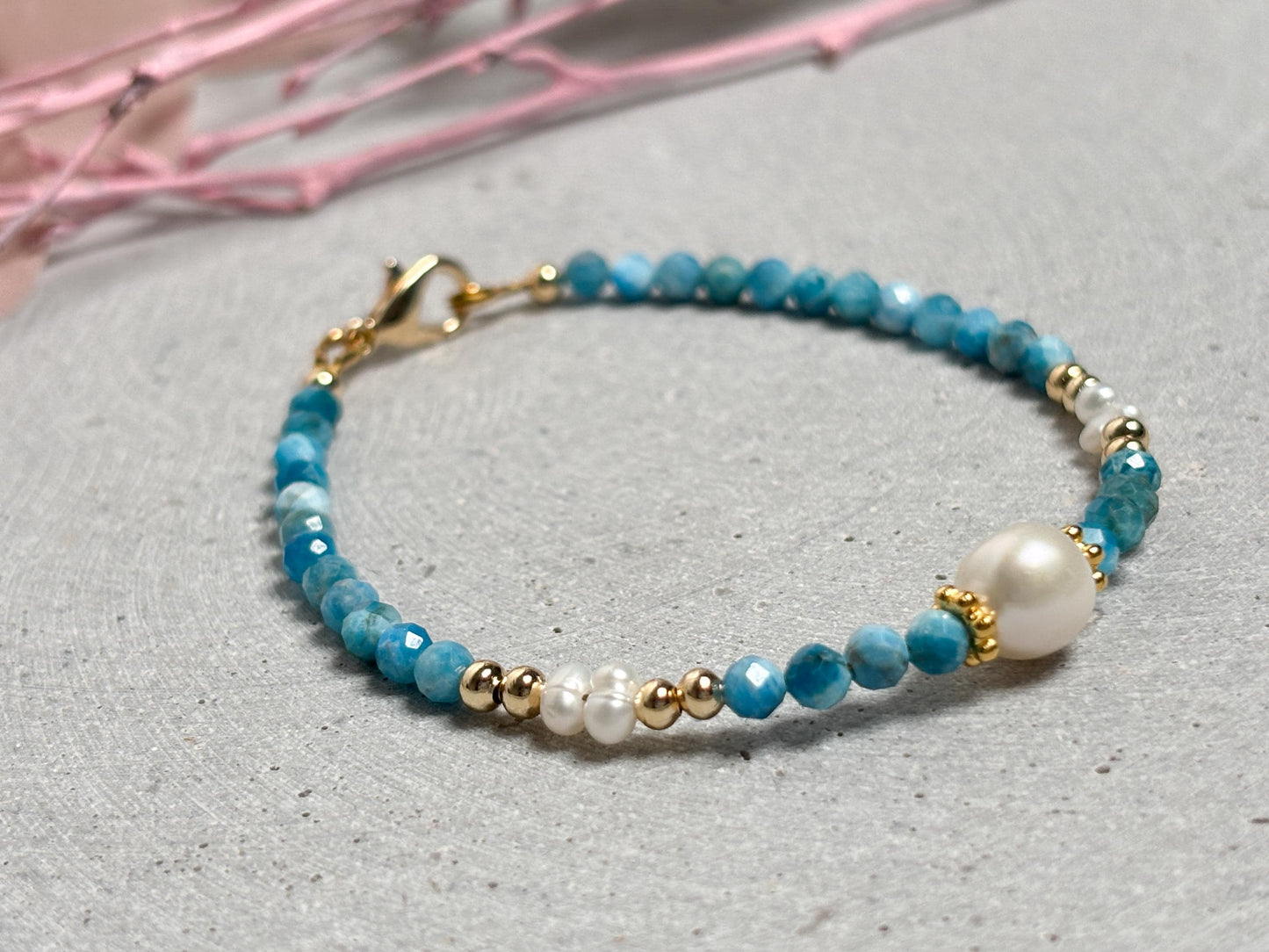 Perlenarmband mit Apatit & Süßwasserperlen 3,5mm facettiert 17,5cm + 5cm Verlängerung goldene Details Damenarmband handmade