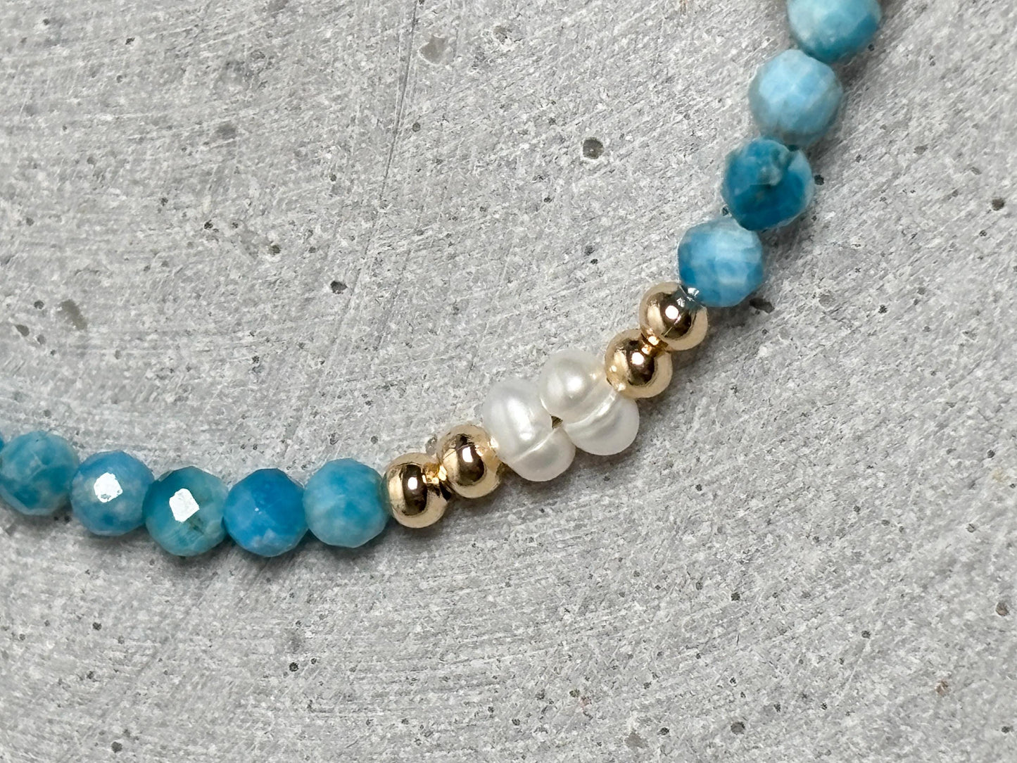 Perlenarmband mit Apatit & Süßwasserperlen 3,5mm facettiert 17,5cm + 5cm Verlängerung goldene Details Damenarmband handmade