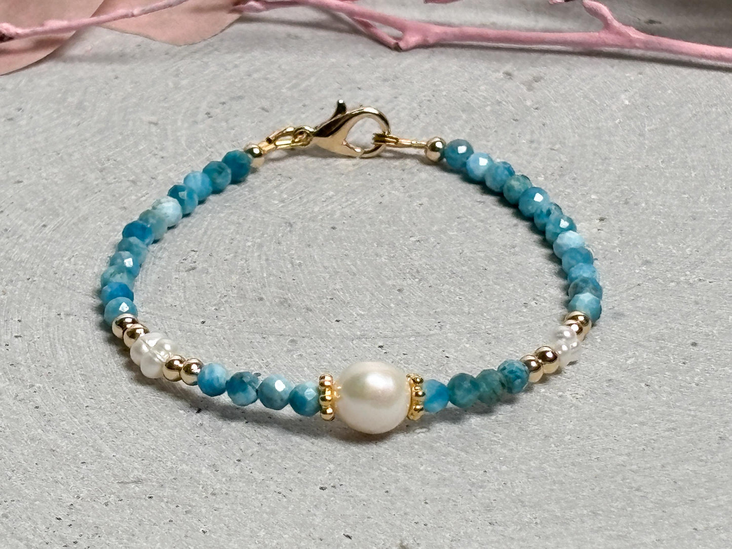 Perlenarmband mit Apatit & Süßwasserperlen 3,5mm facettiert 17,5cm + 5cm Verlängerung goldene Details Damenarmband handmade