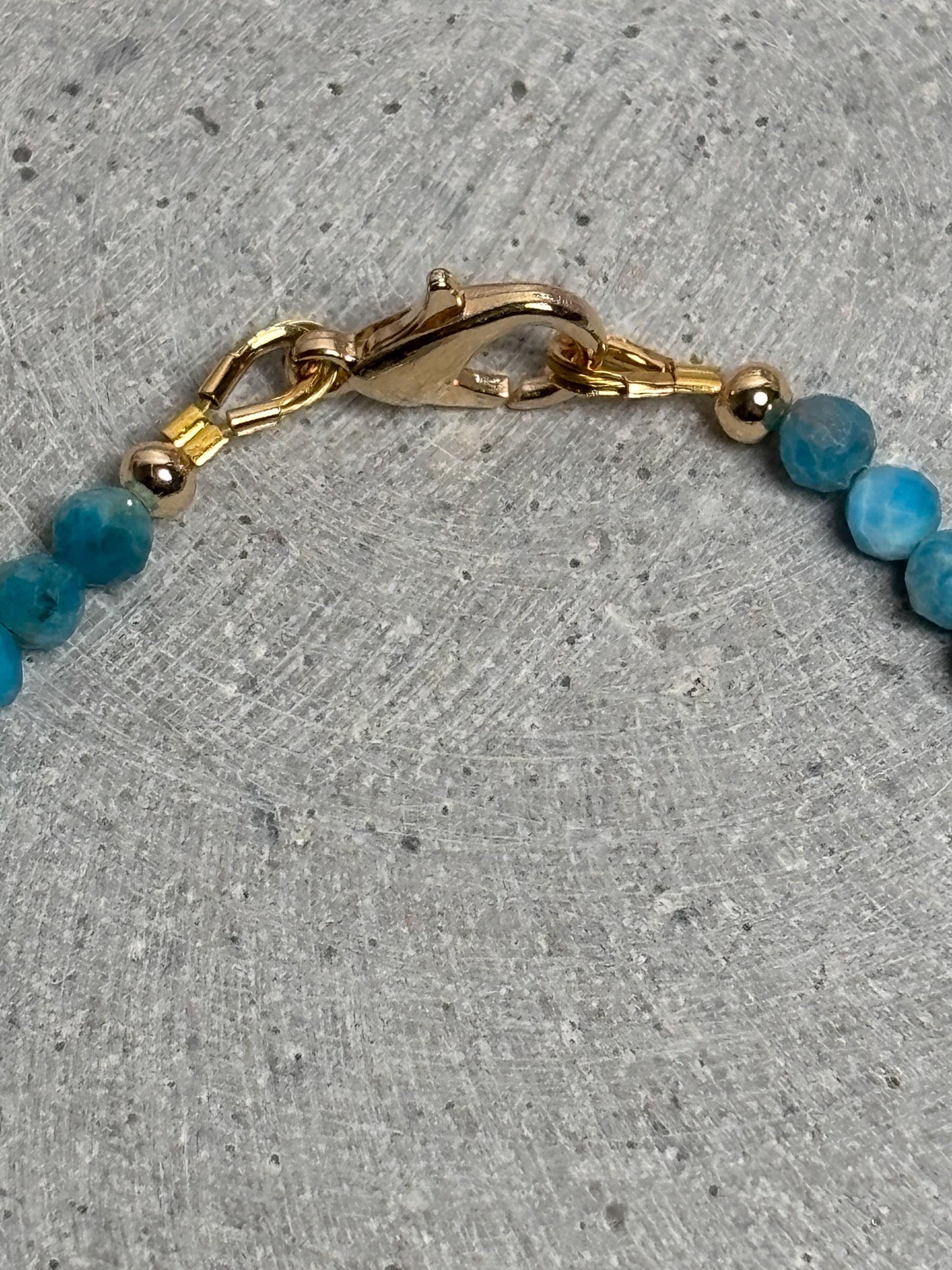Perlenarmband mit Apatit & Süßwasserperlen 3,5mm facettiert 17,5cm + 5cm Verlängerung goldene Details Damenarmband handmade