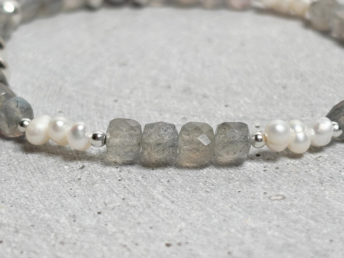 Elastisches Armband Labradorit Würfel 4mm und 3mm Süßwasserperlen, facettiert, silberne Zwischenteile, Edelstein Schmuck