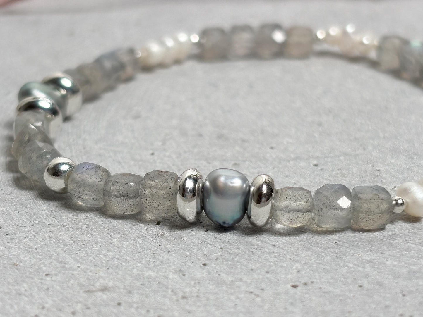 Elastisches Armband Labradorit Würfel 4mm und 3mm Süßwasserperlen, facettiert, silberne Zwischenteile, Edelstein Schmuck