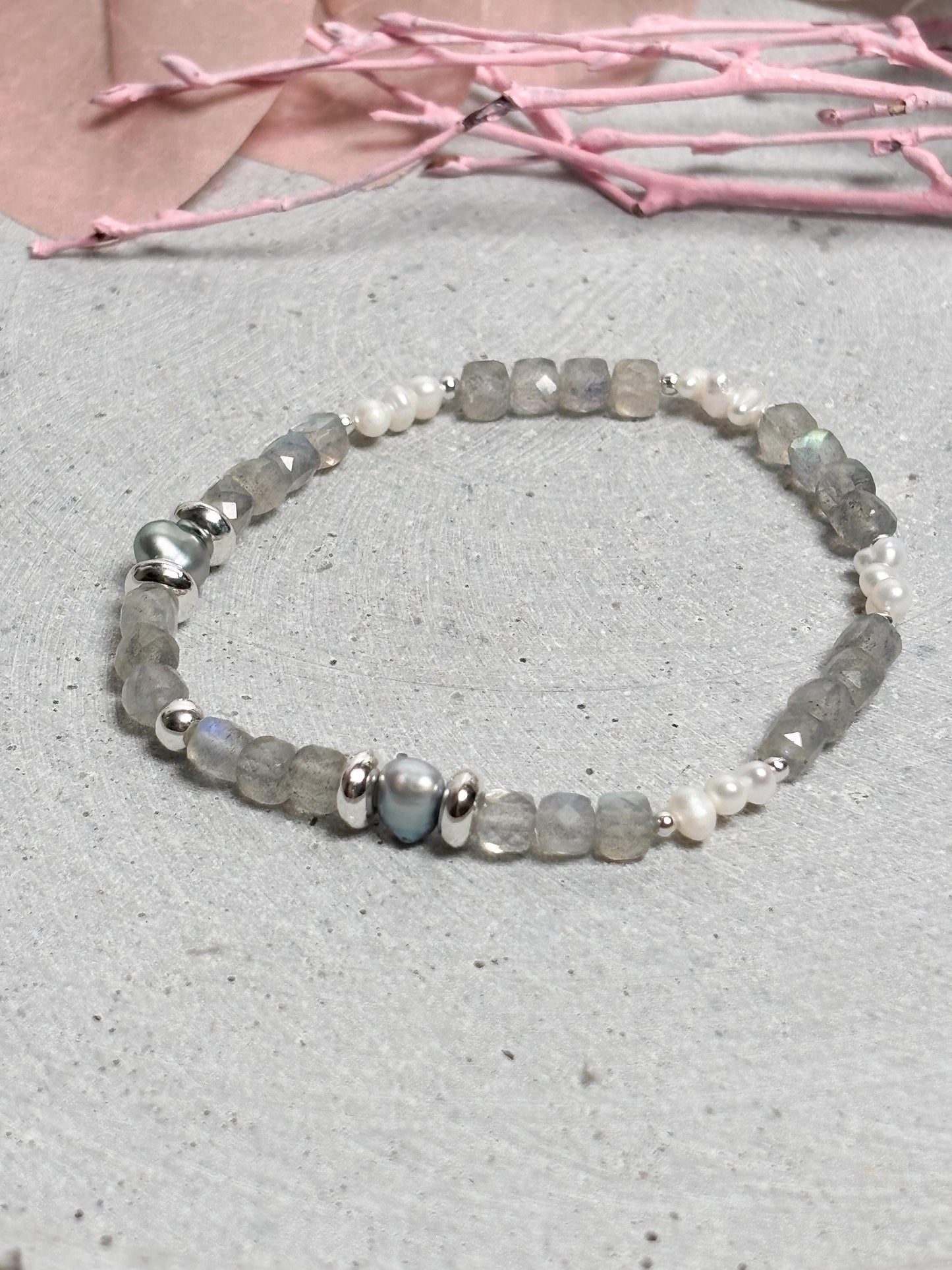 Elastisches Armband Labradorit Würfel 4mm und 3mm Süßwasserperlen, facettiert, silberne Zwischenteile, Edelstein Schmuck