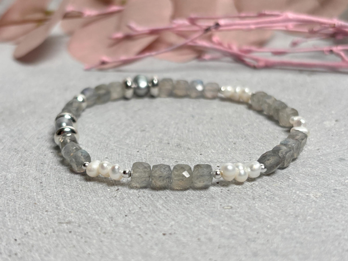 Elastisches Armband Labradorit Würfel 4mm und 3mm Süßwasserperlen, facettiert, silberne Zwischenteile, Edelstein Schmuck