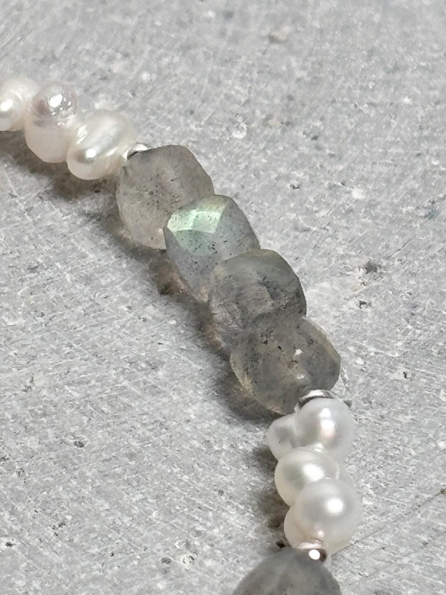 Elastisches Armband Labradorit Würfel 4mm und 3mm Süßwasserperlen, facettiert, silberne Zwischenteile, Edelstein Schmuck