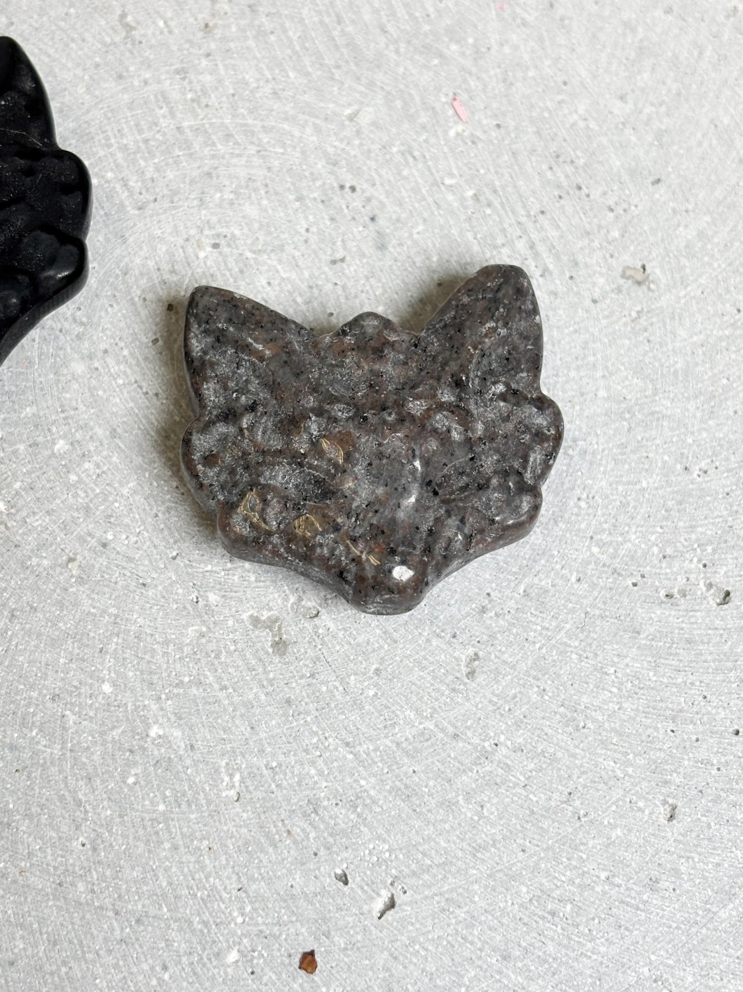 Fuchskopf Edelstein Carving Obsidian oder Yooperlite Kristallfigur 3,2 cm, mystische Deko, spirituelles Fuchstotem, Tierfigur Stein