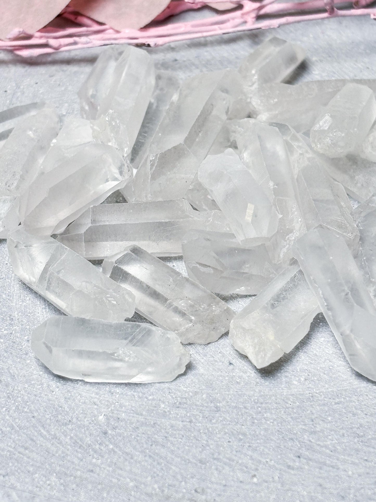 5er Set kleine natürliche Bergkristall Spitzen Rohkristall Edelstein klarer Quarz Kristallspitze für Dekoration und Energiearbeit