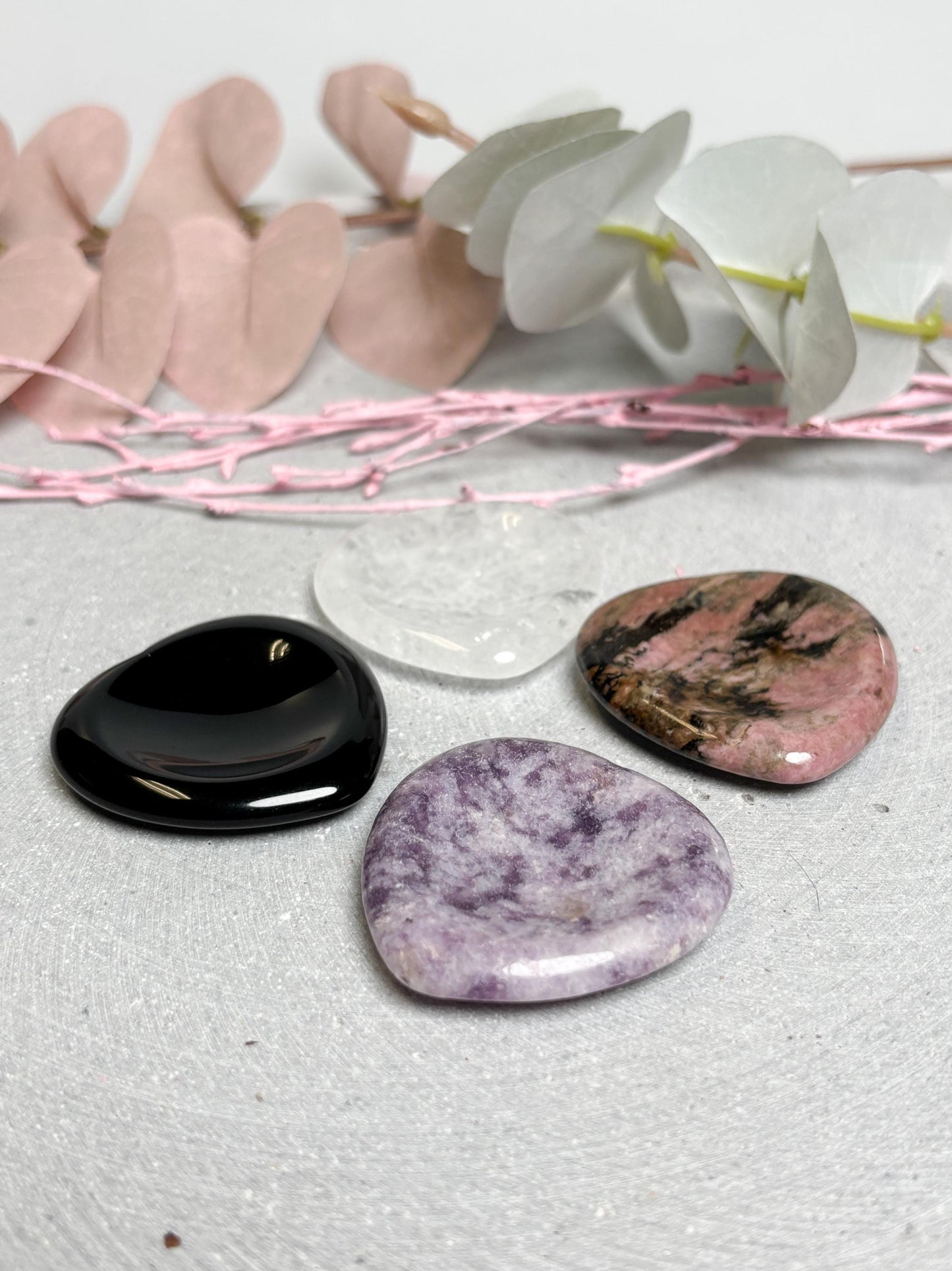 Edelstein-Herz mit Mulde Worry Stone ca. 4cm Obsidian, Rhodonit, Lepidolith, Bergkristall Achtsamkeit & Geschenkidee