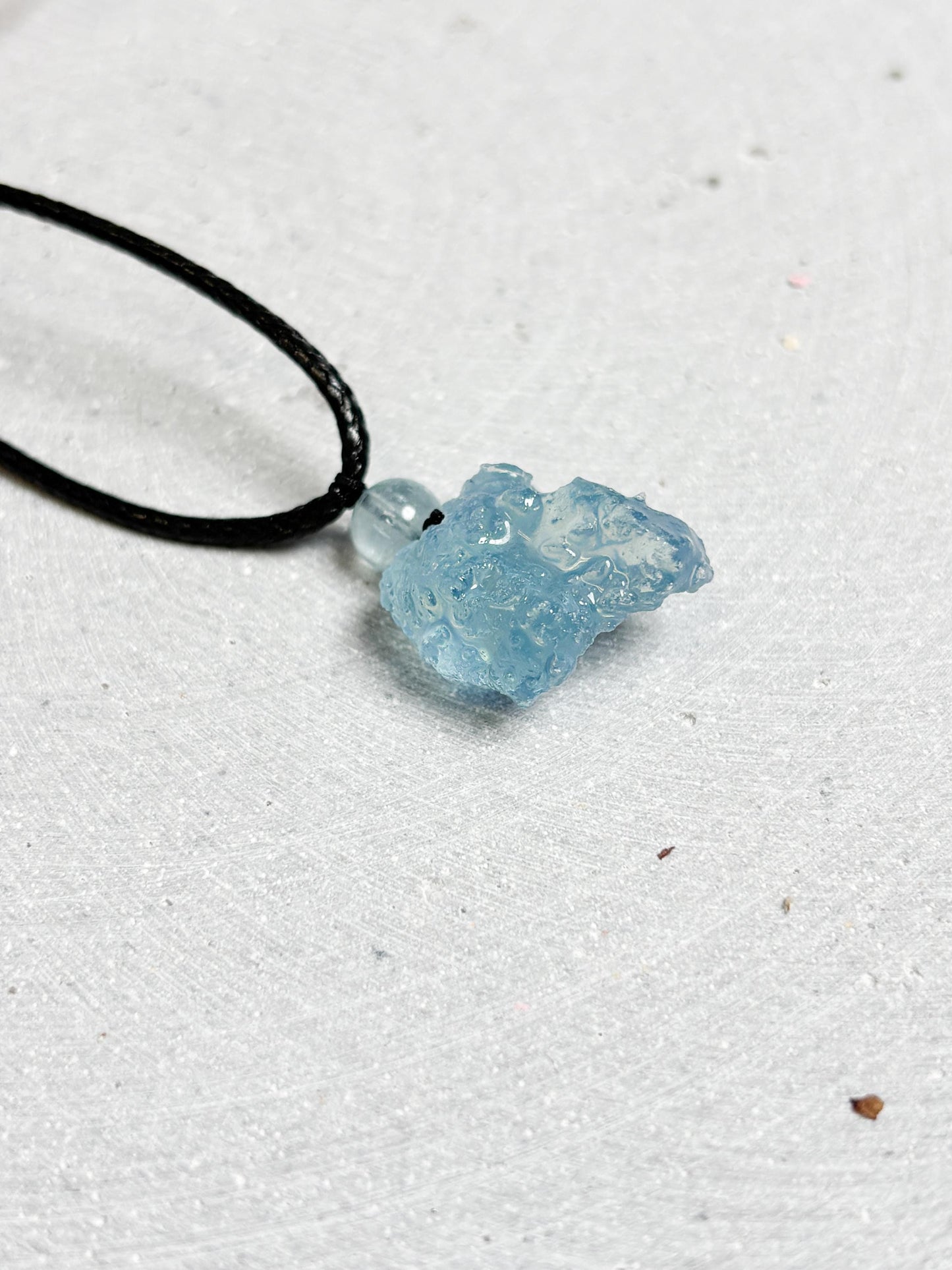 Aquamarin Kette mit Rohstein Verstellbares Lederband mit Schiebeknoten Natürlicher Aquamarin Anhänger