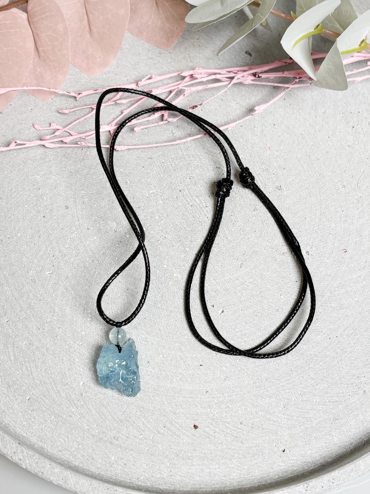 Aquamarin Kette mit Rohstein Verstellbares Lederband mit Schiebeknoten Natürlicher Aquamarin Anhänger