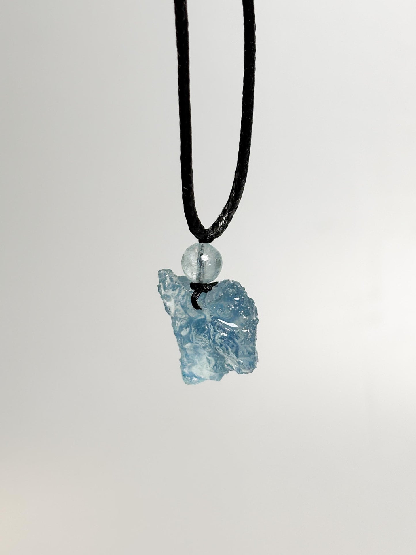 Aquamarin Kette mit Rohstein Verstellbares Lederband mit Schiebeknoten Natürlicher Aquamarin Anhänger