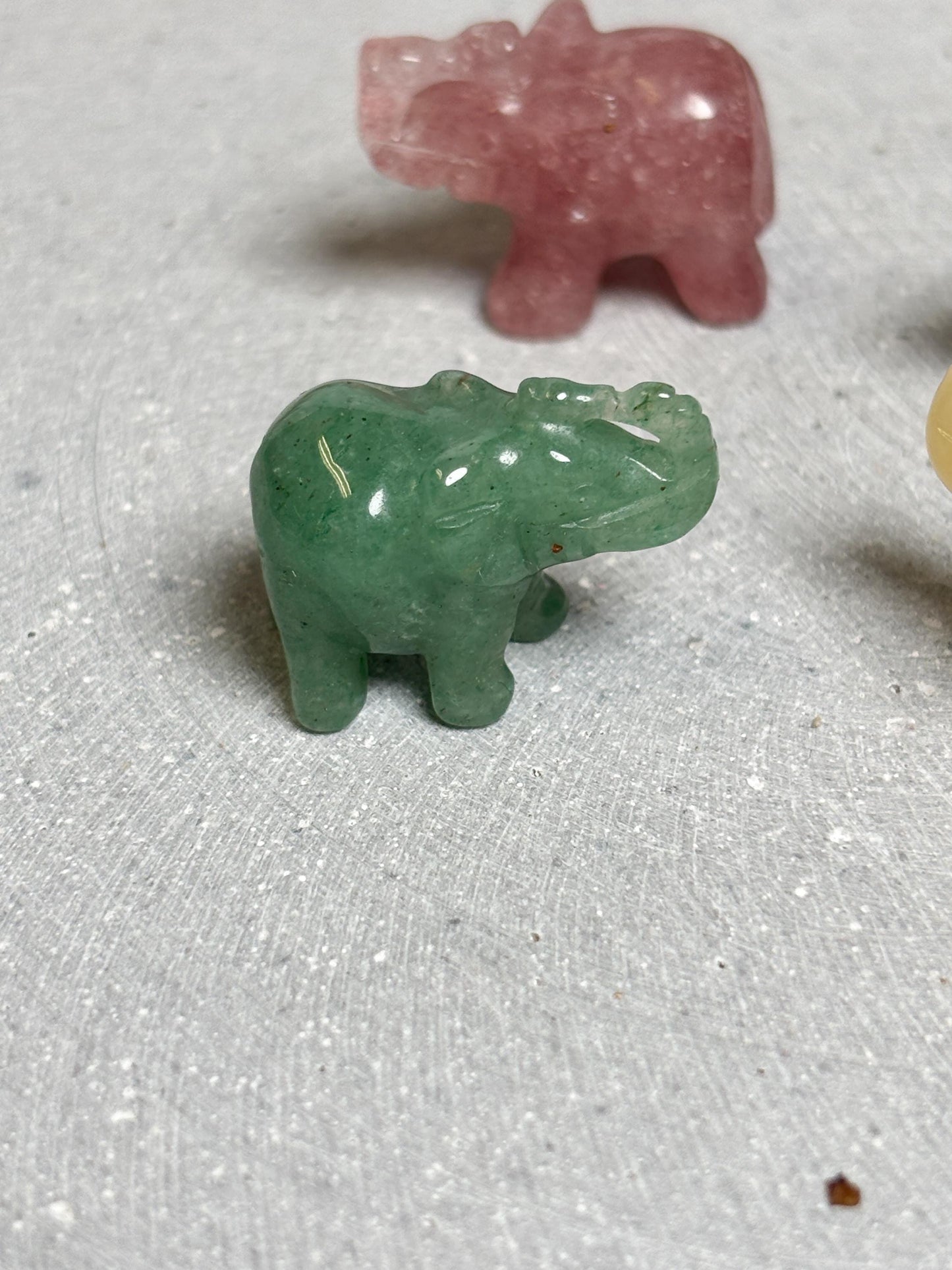 Mini Elefant Kristallfigur aus Erdbeerquarz, Sodalith, gelbem Calcit oder grünem Aventurin Edelstein Tierfigur ca. 2,4 cm