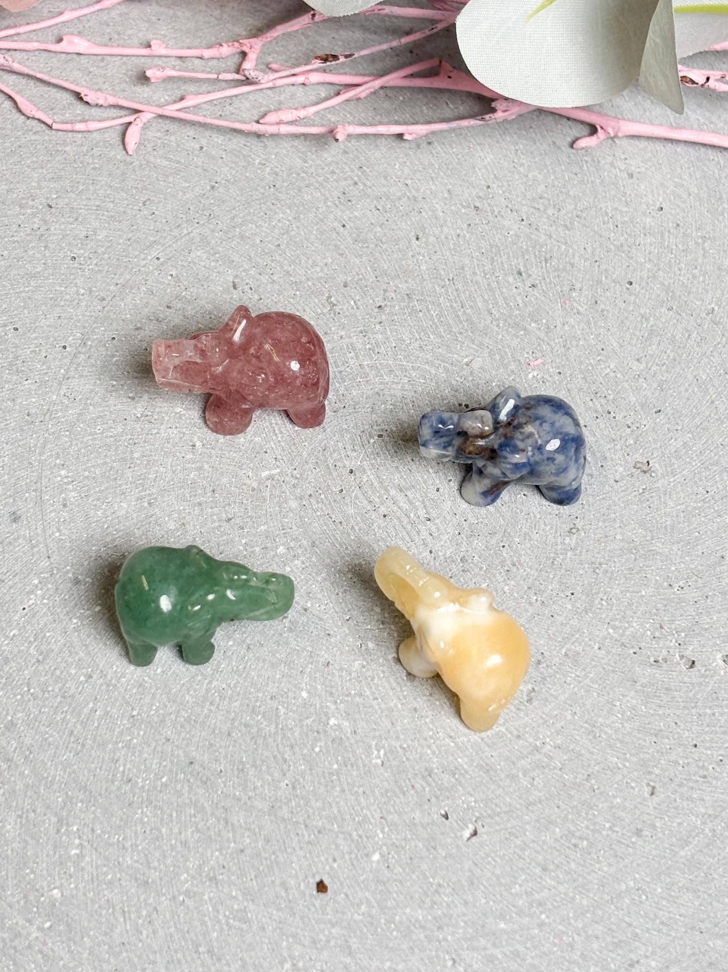 Mini Elefant Kristallfigur aus Erdbeerquarz, Sodalith, gelbem Calcit oder grünem Aventurin Edelstein Tierfigur ca. 2,4 cm