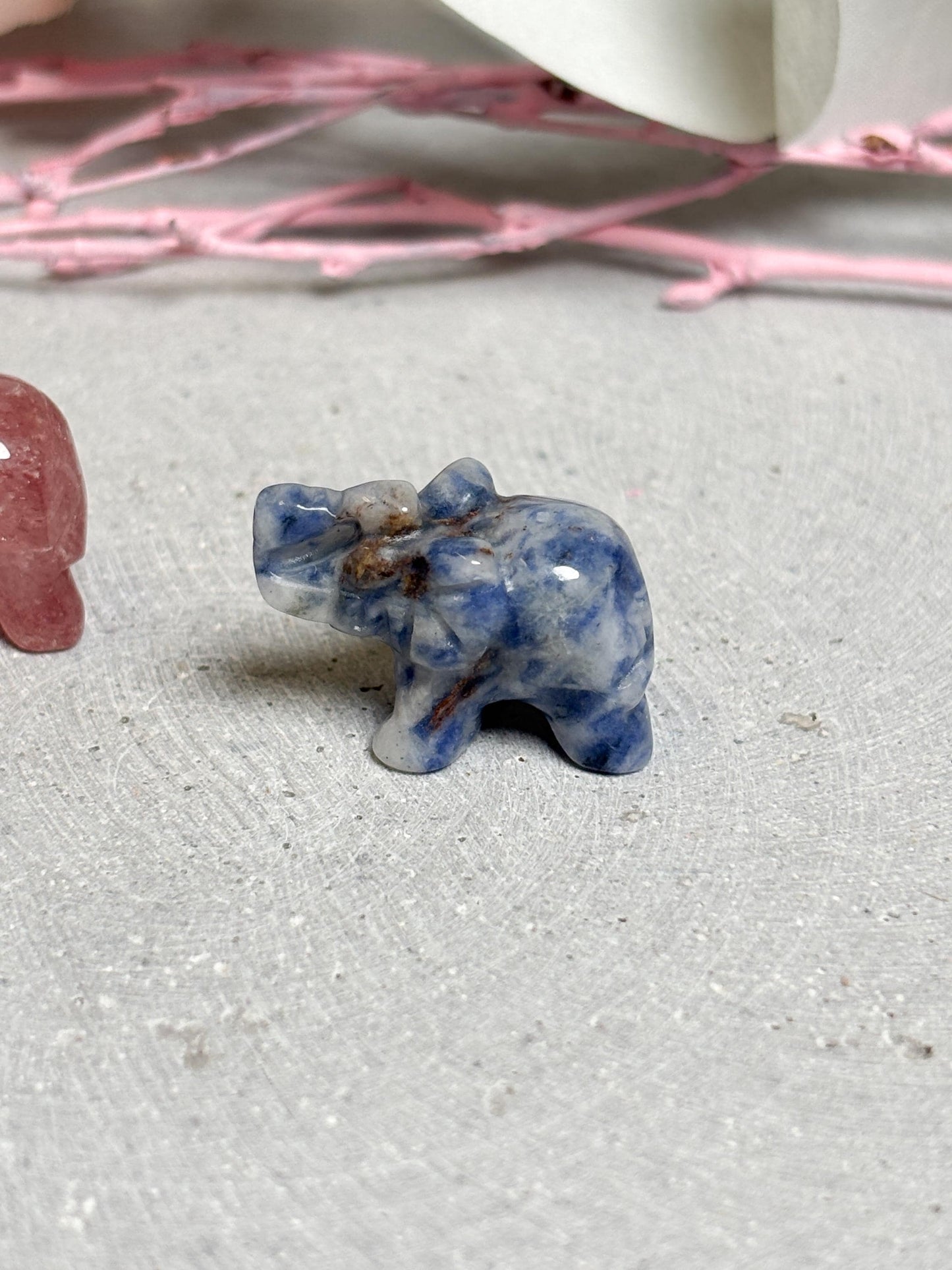 Mini Elefant Kristallfigur aus Erdbeerquarz, Sodalith, gelbem Calcit oder grünem Aventurin Edelstein Tierfigur ca. 2,4 cm