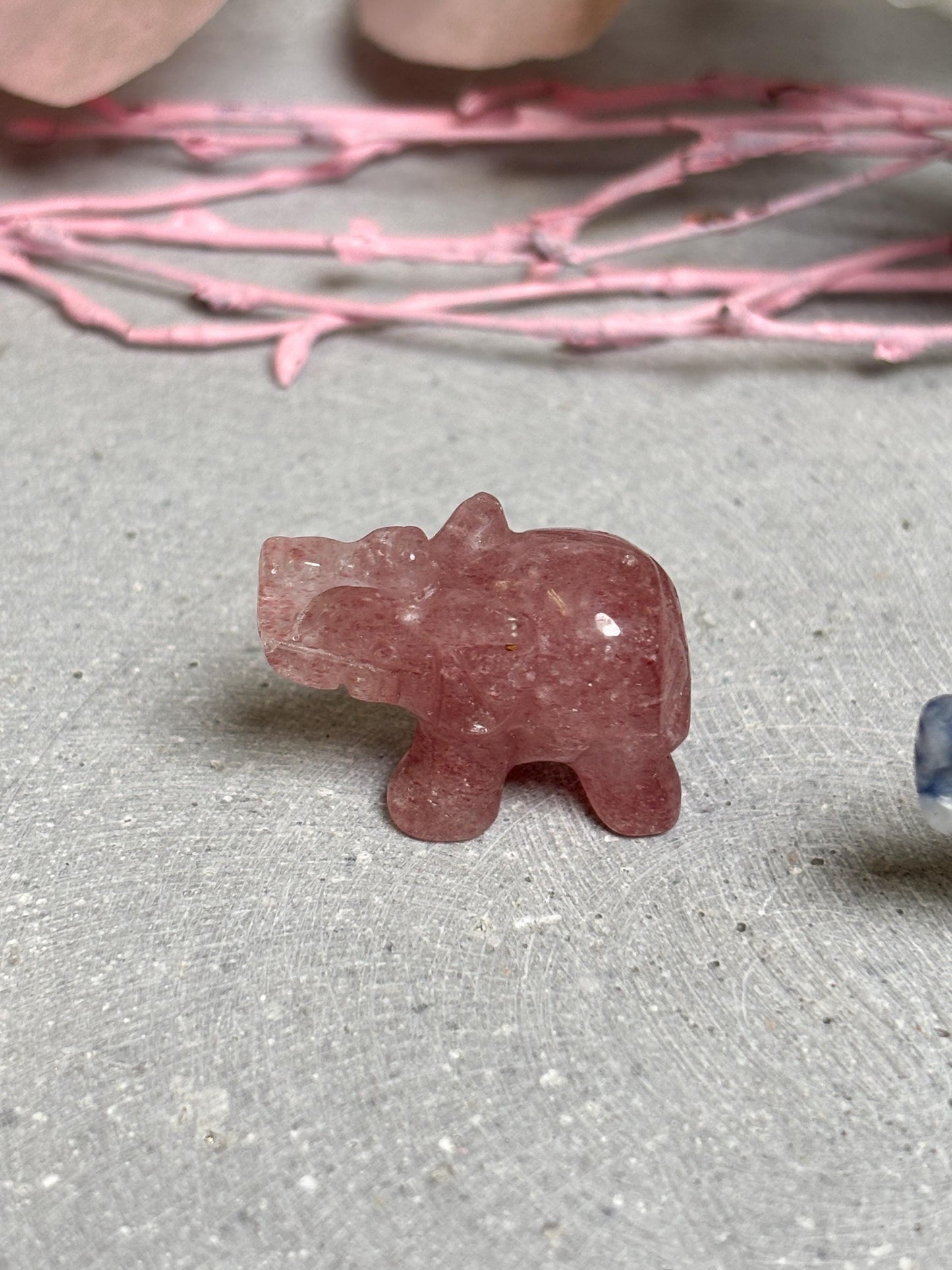 Mini Elefant Kristallfigur aus Erdbeerquarz, Sodalith, gelbem Calcit oder grünem Aventurin Edelstein Tierfigur ca. 2,4 cm