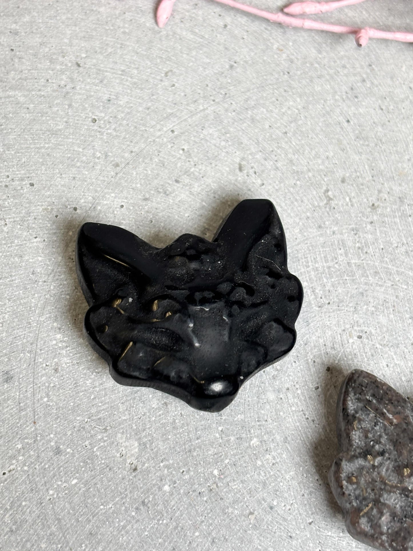 Fuchskopf Edelstein Carving Obsidian oder Yooperlite Kristallfigur 3,2 cm, mystische Deko, spirituelles Fuchstotem, Tierfigur Stein
