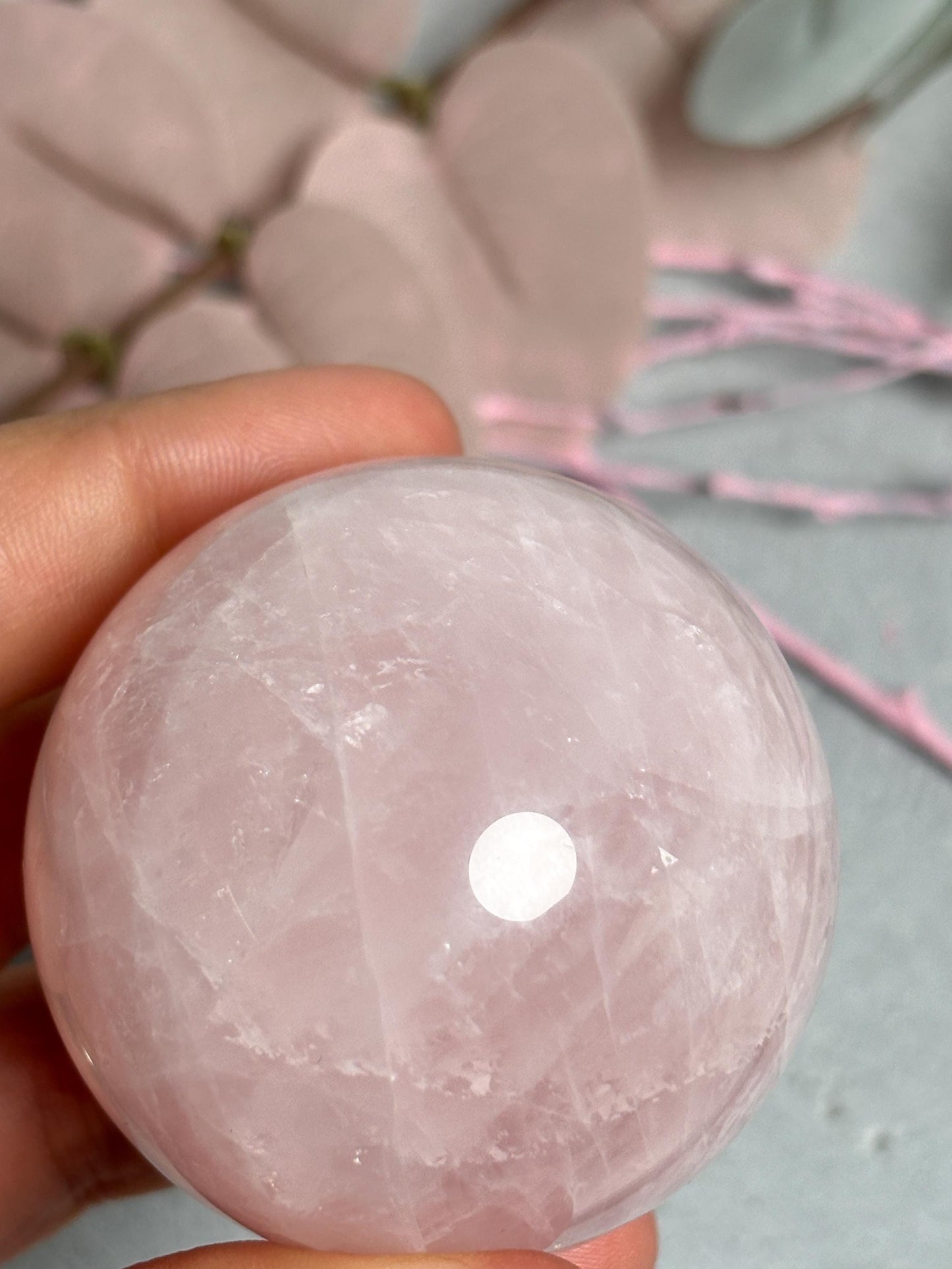 Rosenquarz Kugel 5,1 cm Schimmer & Regenbögen | Edelstein Deko Kugel | Rosenquarz Kristall Sphäre für Harmonie ,Herzenergie