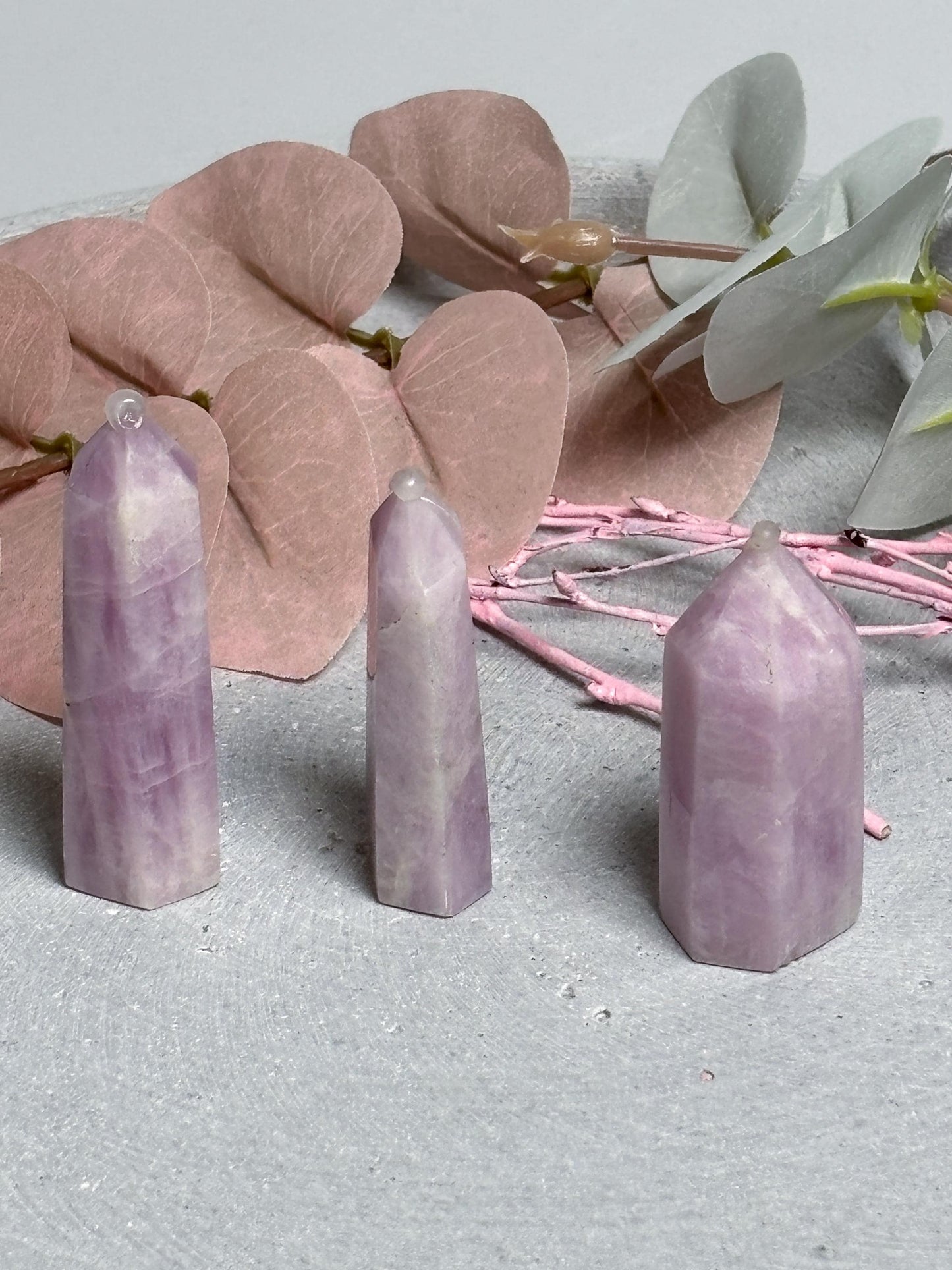 Kunzit Türmchen klein zart rosa lila Kristall Turm, Edelstein Deko, Mini Kristall für Sammlung, spirituelle Heilstein Spitze