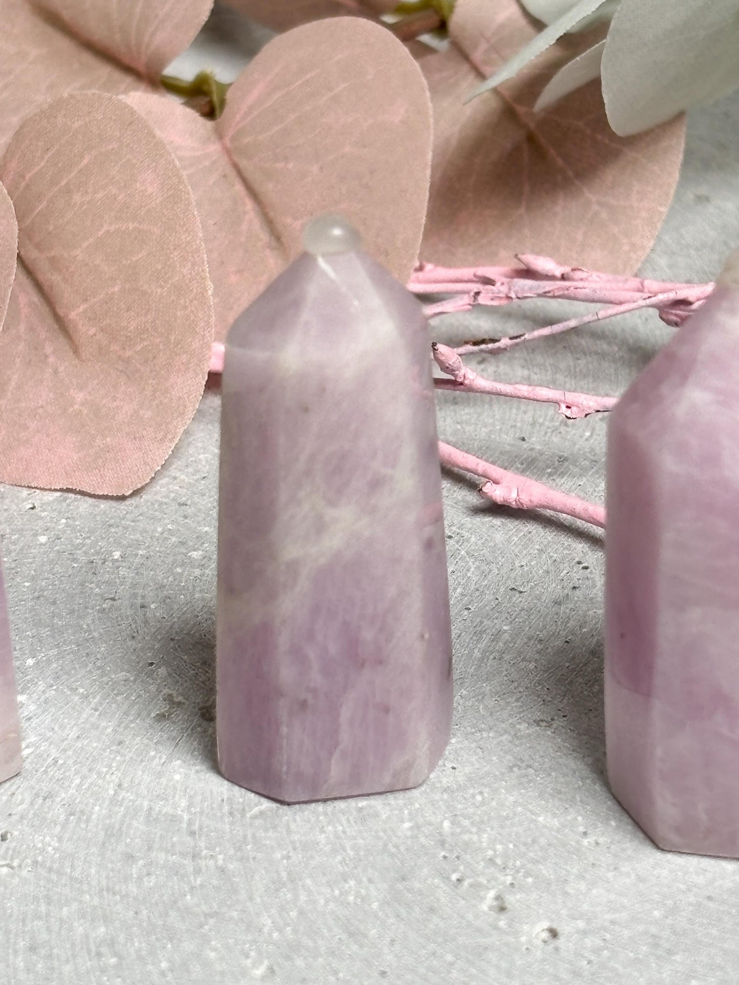 Kunzit Türmchen klein zart rosa lila Kristall Turm, Edelstein Deko, Mini Kristall für Sammlung, spirituelle Heilstein Spitze