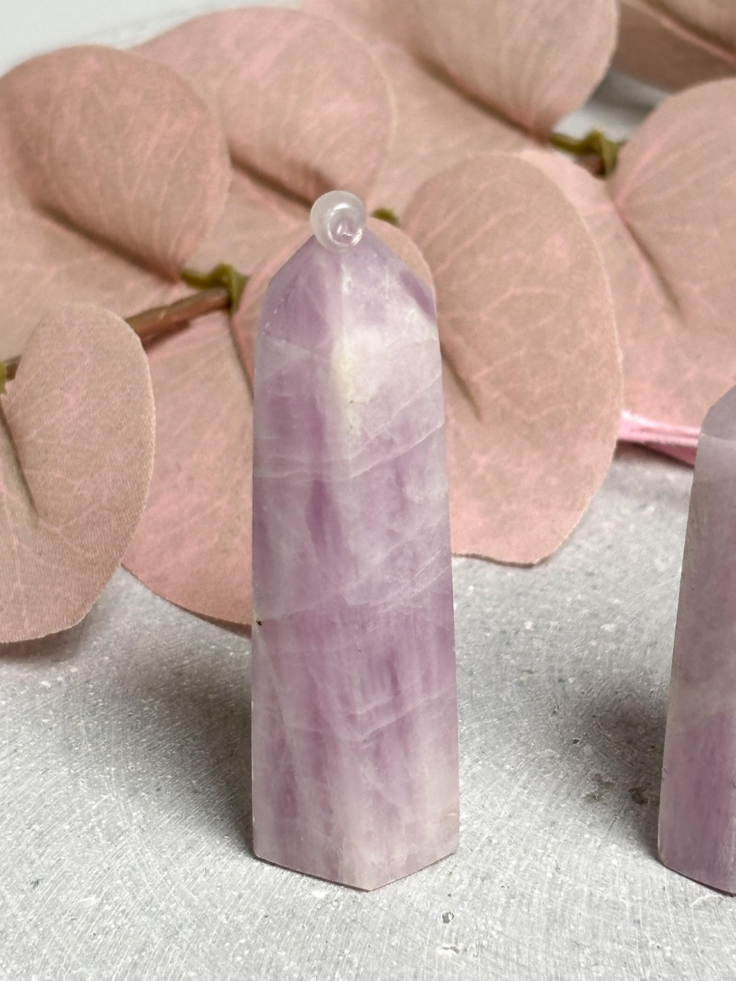 Kunzit Türmchen klein zart rosa lila Kristall Turm, Edelstein Deko, Mini Kristall für Sammlung, spirituelle Heilstein Spitze