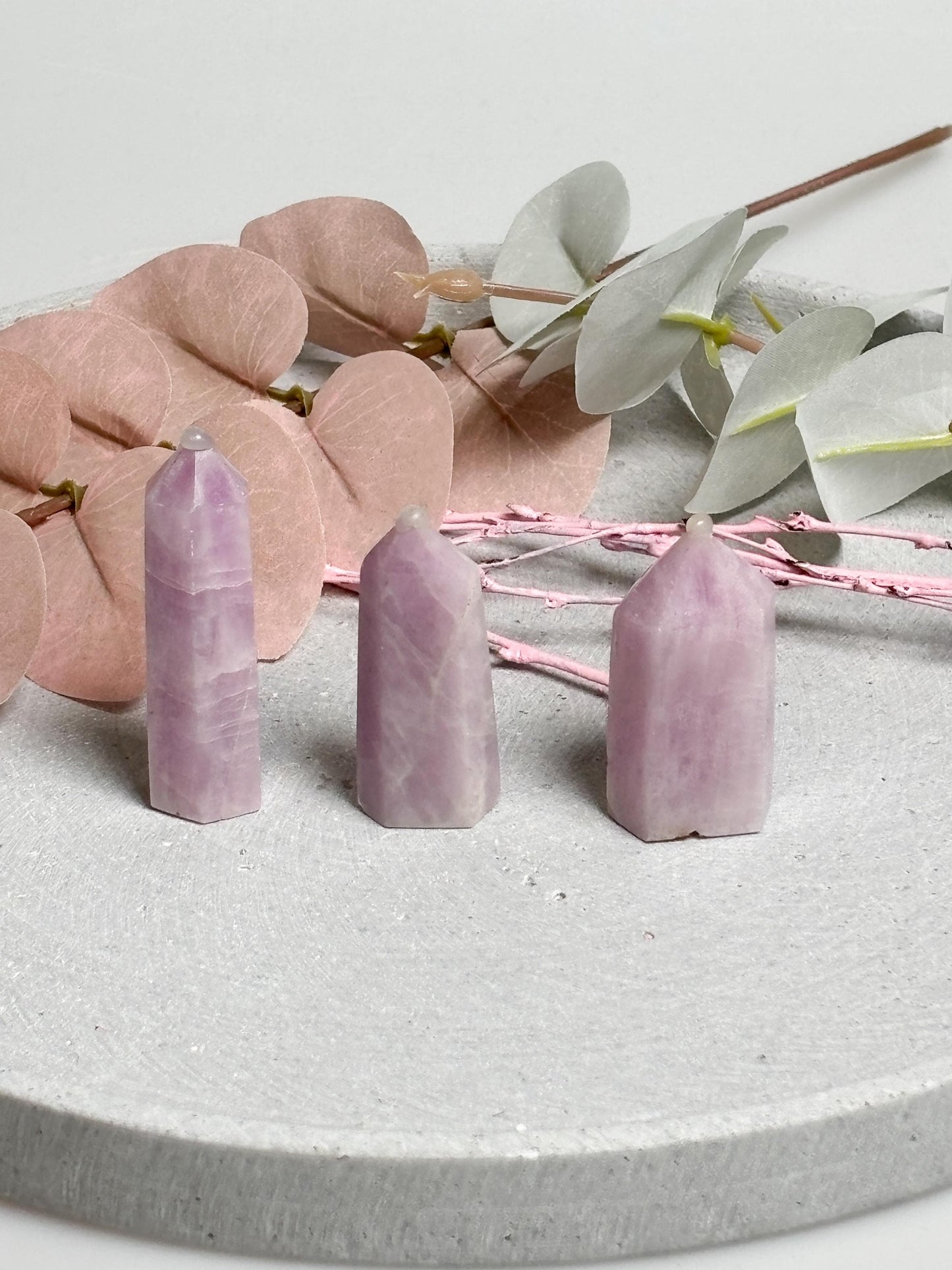 Kunzit Türmchen klein zart rosa lila Kristall Turm, Edelstein Deko, Mini Kristall für Sammlung, spirituelle Heilstein Spitze