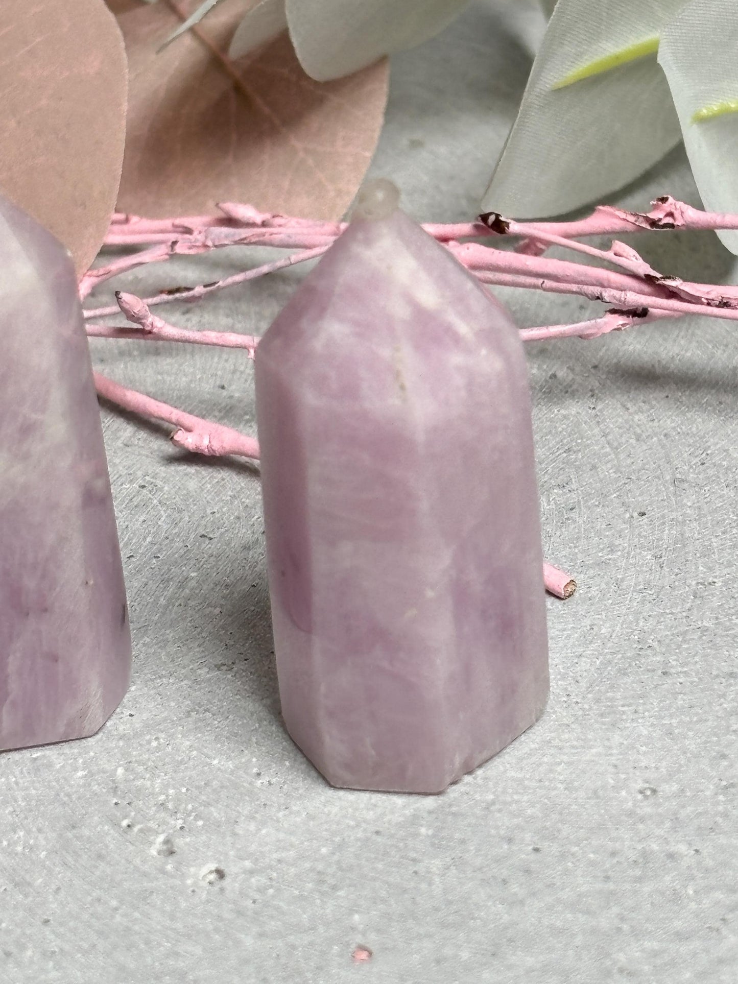 Kunzit Türmchen klein zart rosa lila Kristall Turm, Edelstein Deko, Mini Kristall für Sammlung, spirituelle Heilstein Spitze