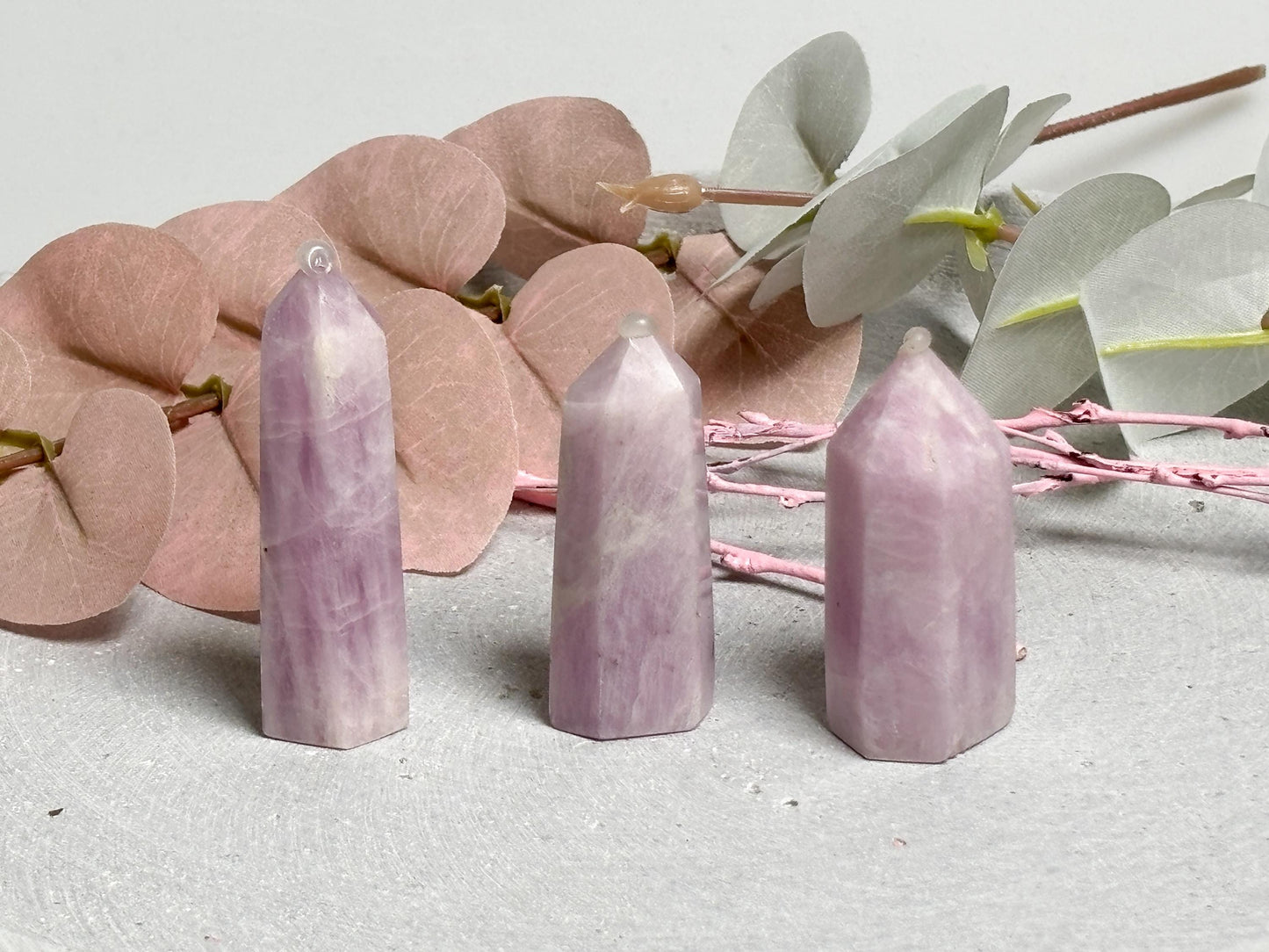 Kunzit Türmchen klein zart rosa lila Kristall Turm, Edelstein Deko, Mini Kristall für Sammlung, spirituelle Heilstein Spitze