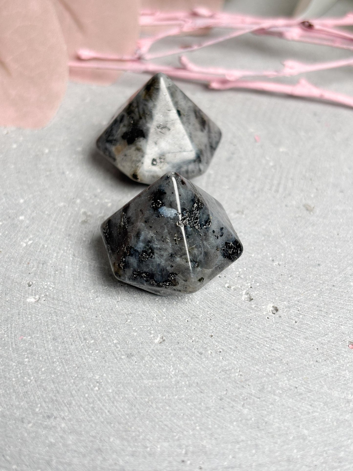 Kleine Kristalle in Diamantform aus Larvikit und Bergkristall 2,3x2,4 cm Edelstein Deko Naturstein Kristall
